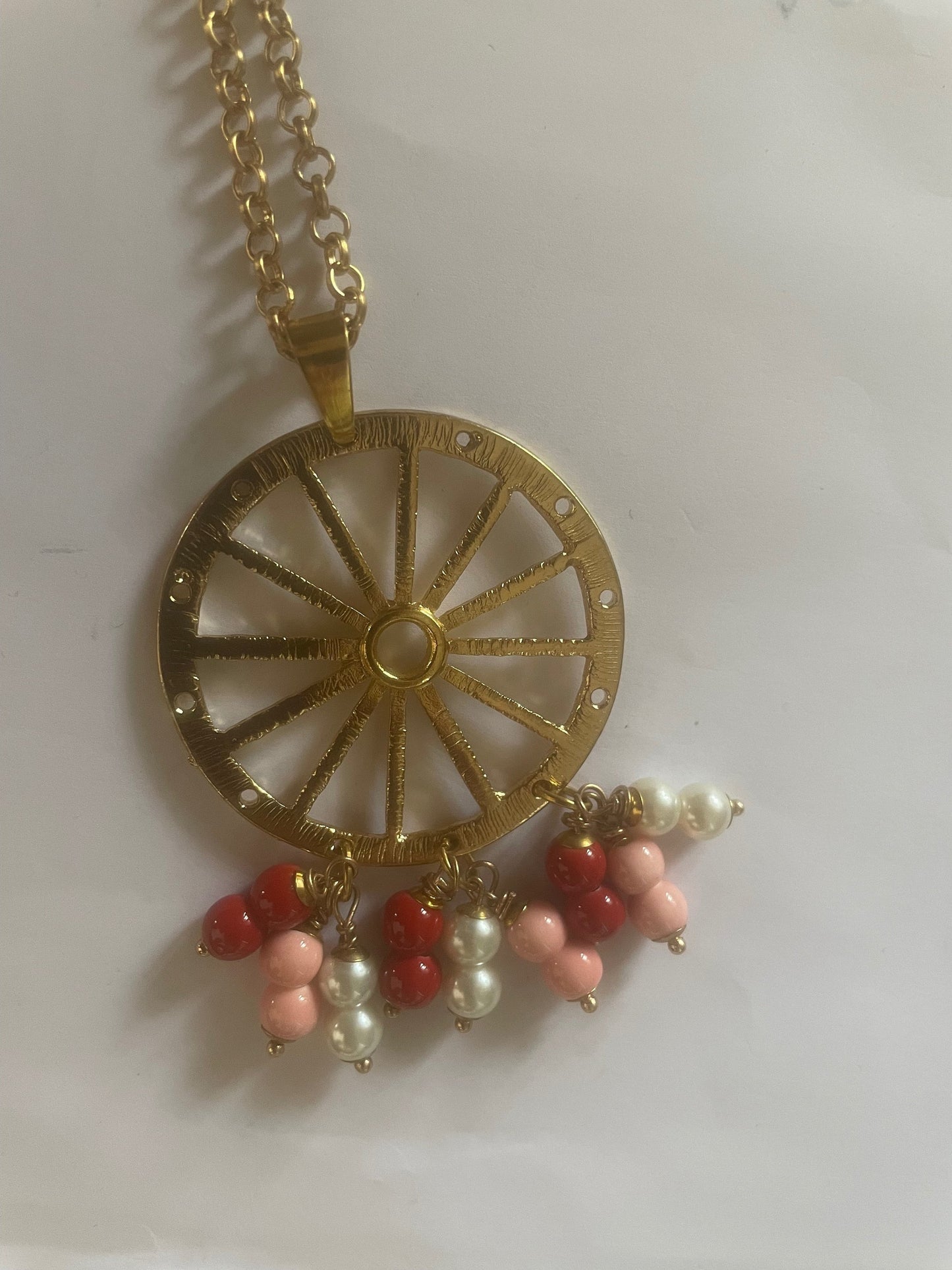 Collana siciliana con ciondolo ruota di carretto siciliano e perle colorate.=