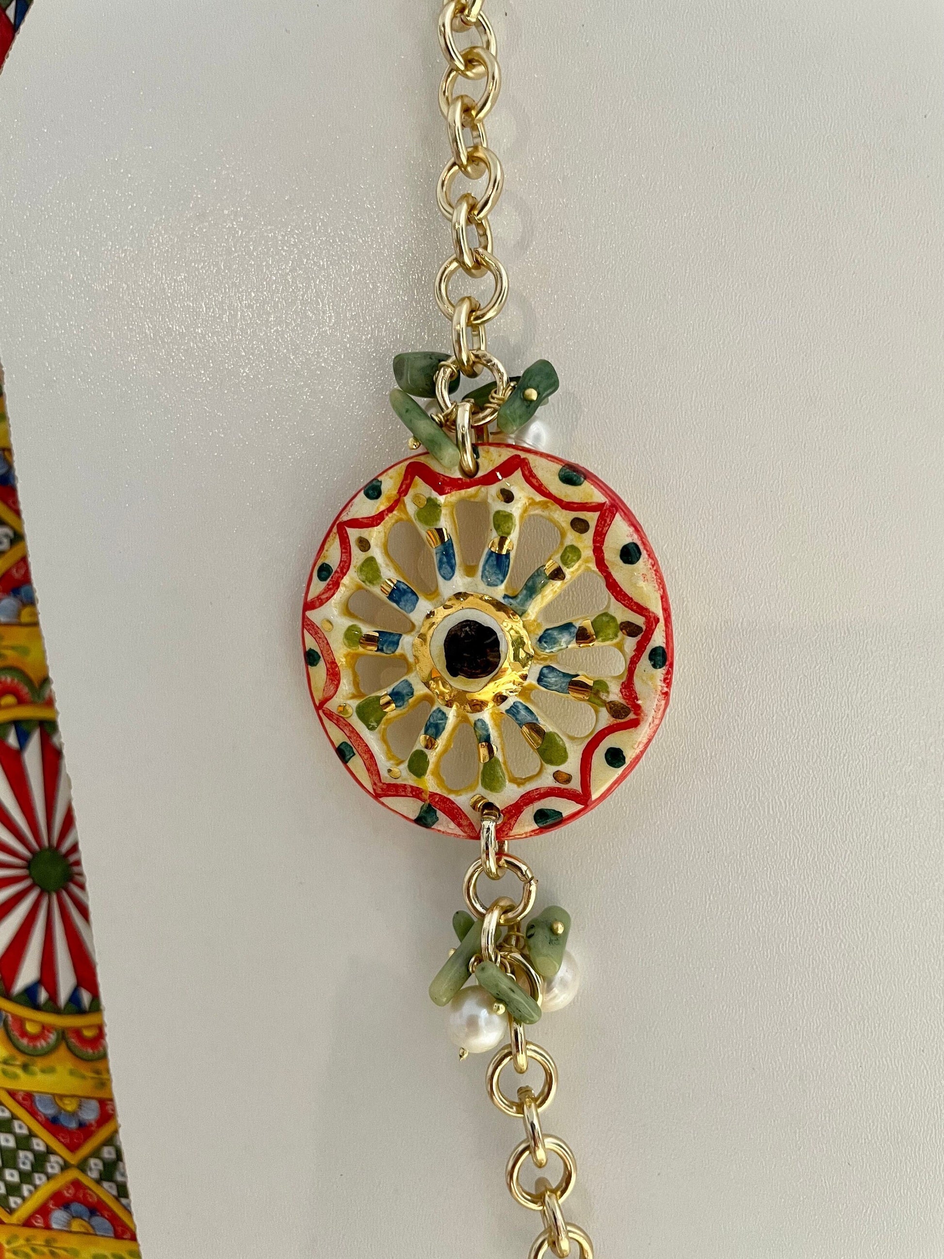 Collana con ruota di carretto in ceramica di caltagirone, perle di fiume e chips verdi. catena alluminio, collana ragazza.=