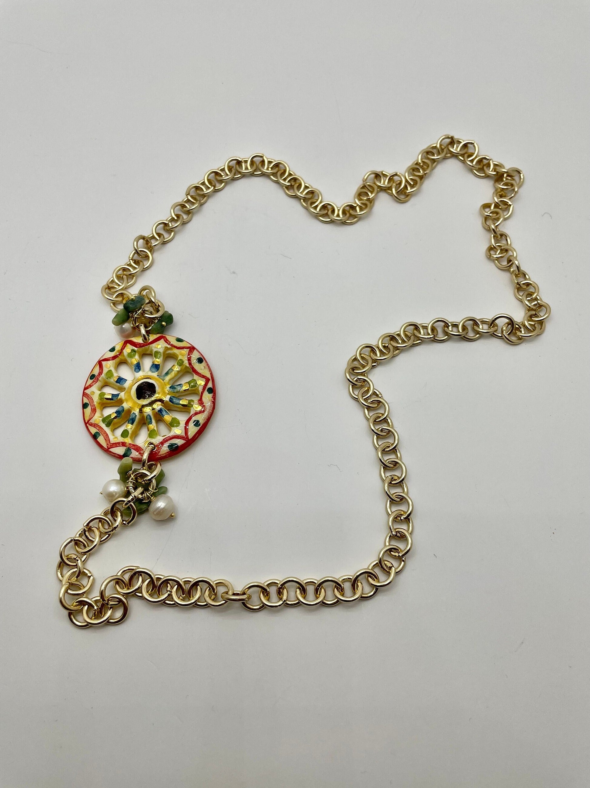 Collana con ruota di carretto in ceramica di caltagirone, perle di fiume e chips verdi. catena alluminio, collana ragazza.=