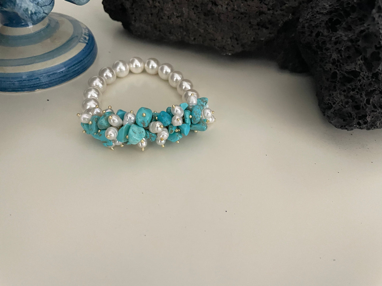 Bracciale elastico con perle maiorca, chips turchesi e perle di fiume.)