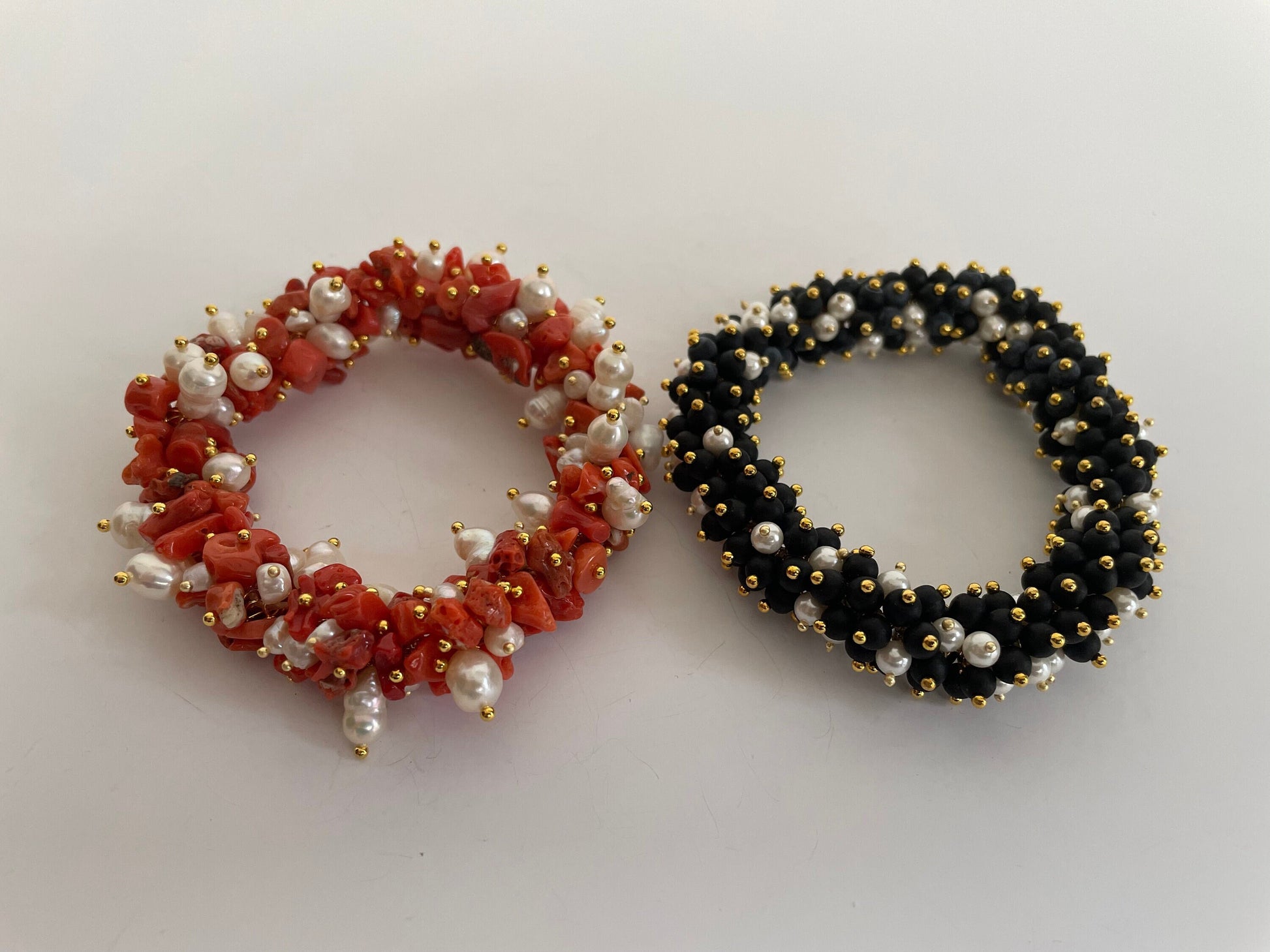 Bracciale Sikelia, Bracciale siciliano, bracciale elastico, corallo autentico, perle di fiume, bracciale corallo rosso, regalo laurea.