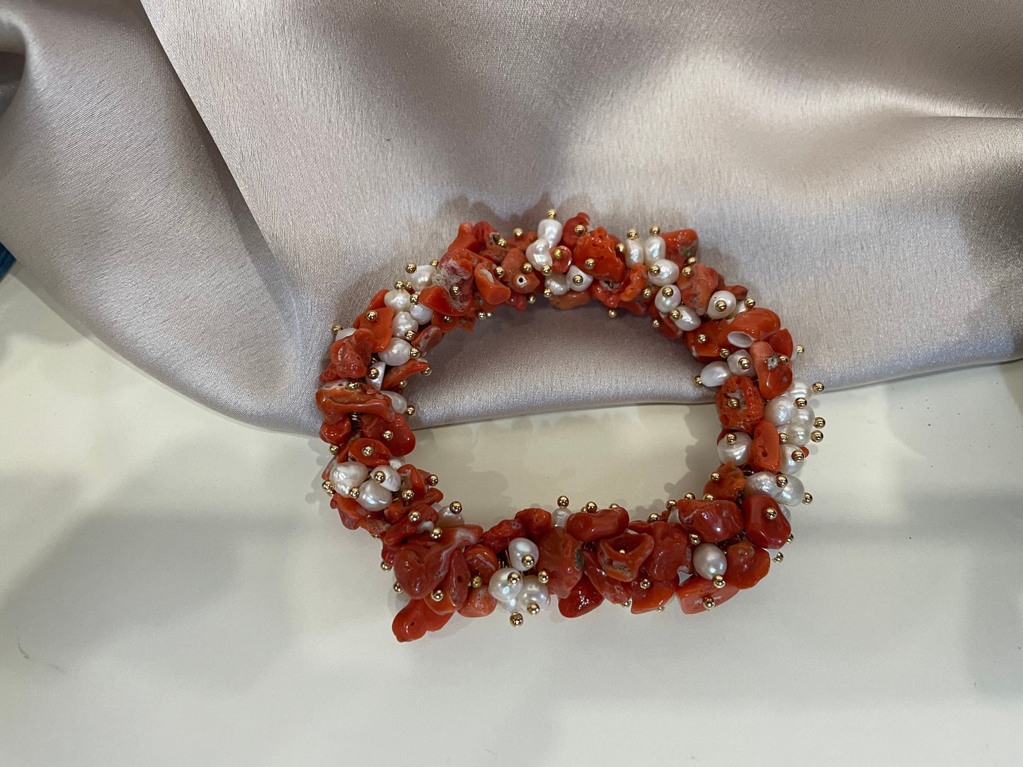 Bracciale Sikelia, Bracciale siciliano, bracciale elastico, corallo autentico, perle di fiume, bracciale corallo rosso, regalo laurea.