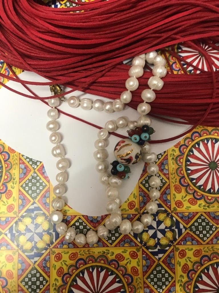 Collana perle barocche, sfera ceramica di caltagirone, grappolo pietre dure miste.)