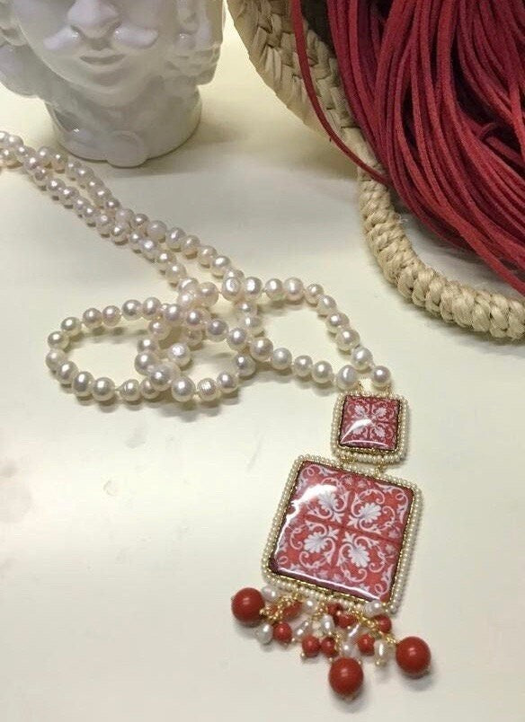 Collana siciliana con filo di perle di fiume e mattonelle di ceramica di caltagirone.)