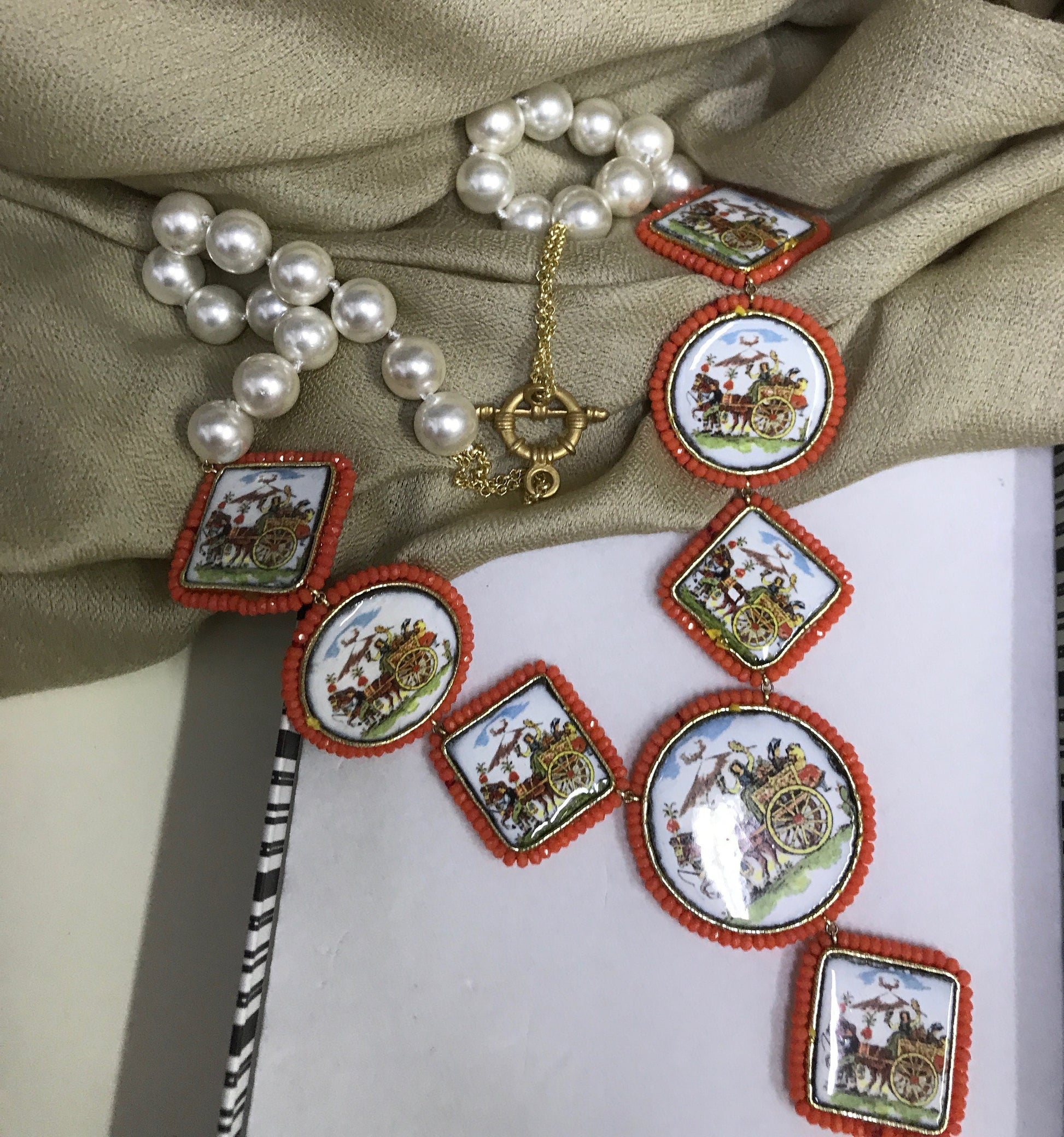 Collana siciliana, perle maiorca e mattonelle in ceramica di caltagirone, carretto siciliano.)