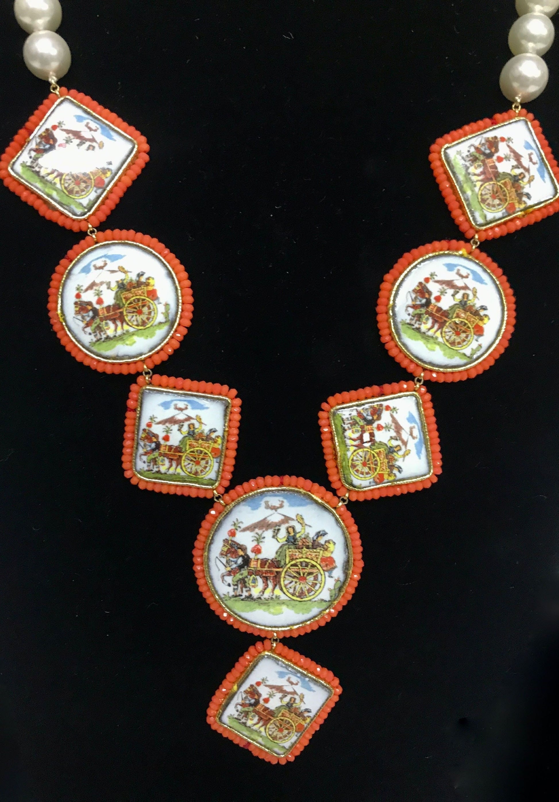 Collana siciliana, perle maiorca e mattonelle in ceramica di caltagirone, carretto siciliano.)