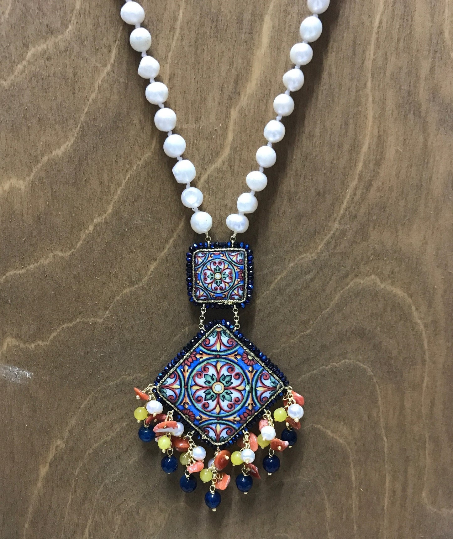 Collana siciliana con filo di perle di fiume e mattonelle di ceramica di caltagirone. regalo per lei.)