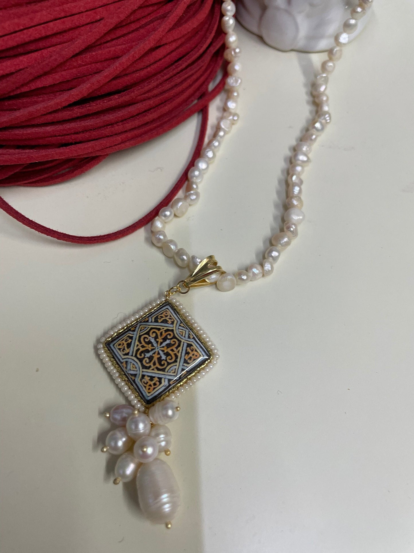 Collana perle di fiume, mattonella ceramica di caltagirone, grappolo di perle di fiume e perla barocca, regalo per lei.)