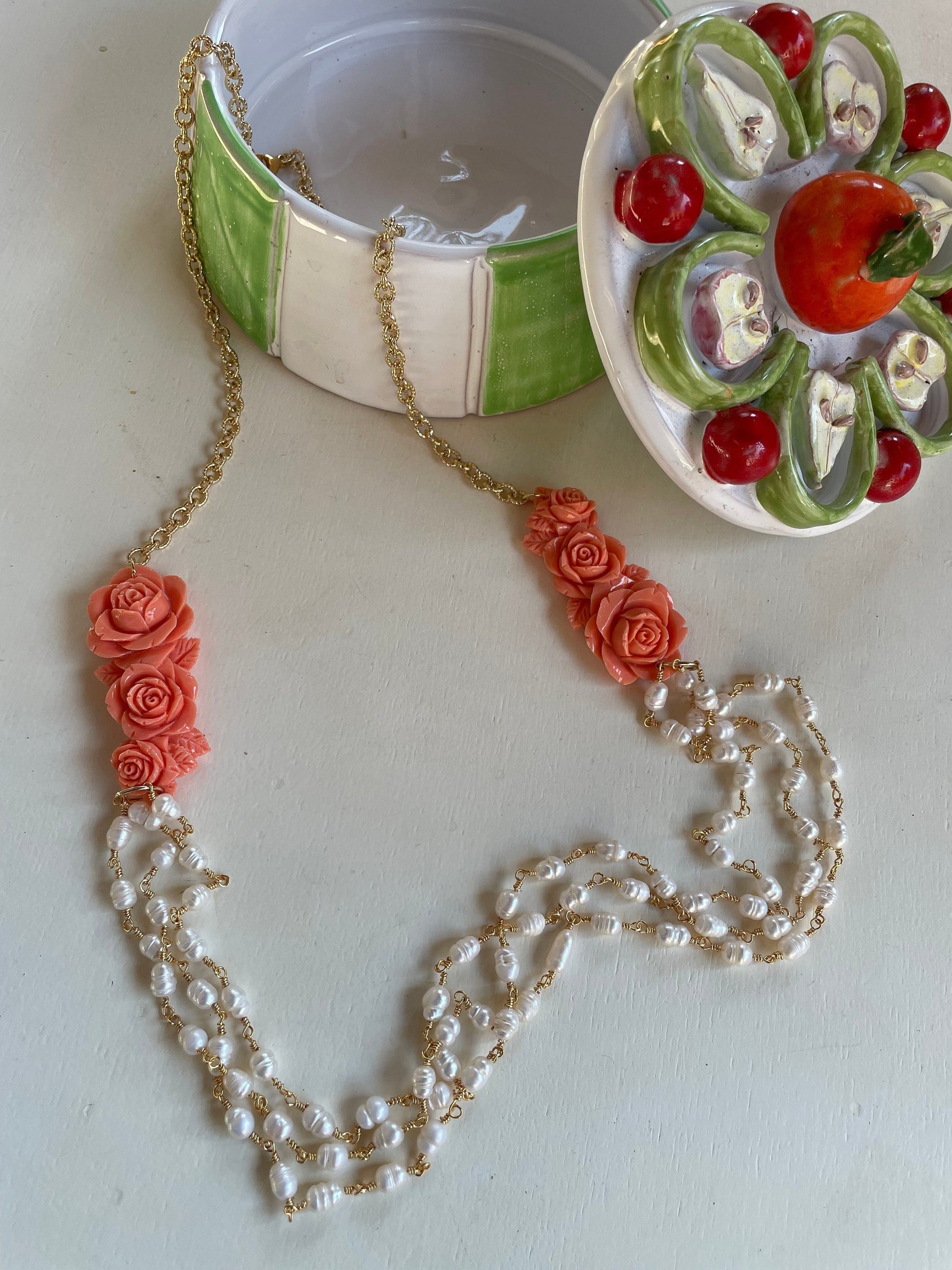 Collana maglia satinata, perle di fiume e rose di pasta di corallo.)