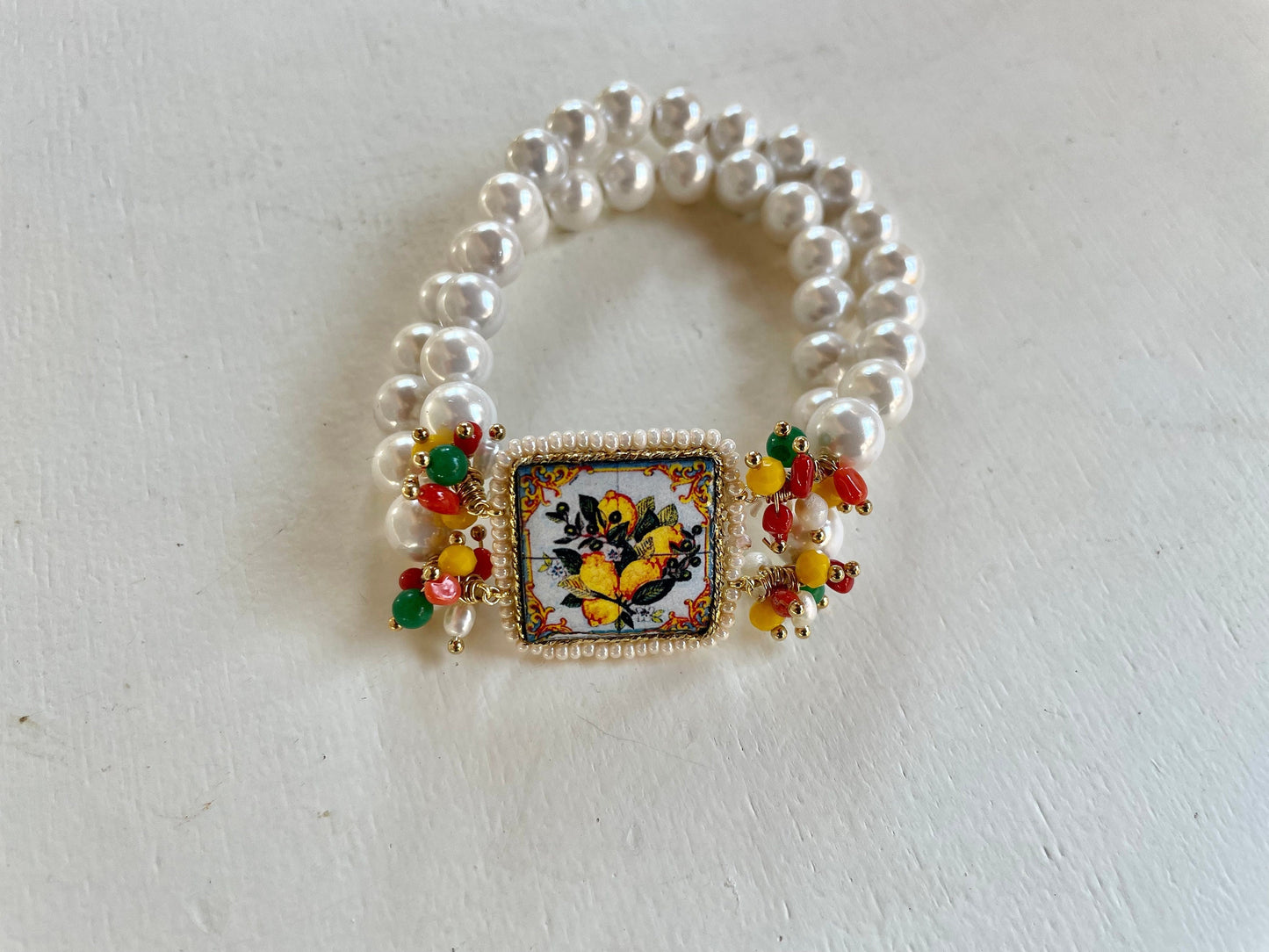 Bracciale elastico, 2 fili di perle, mattonella ceramica di caltagirone decorata con limoni.)