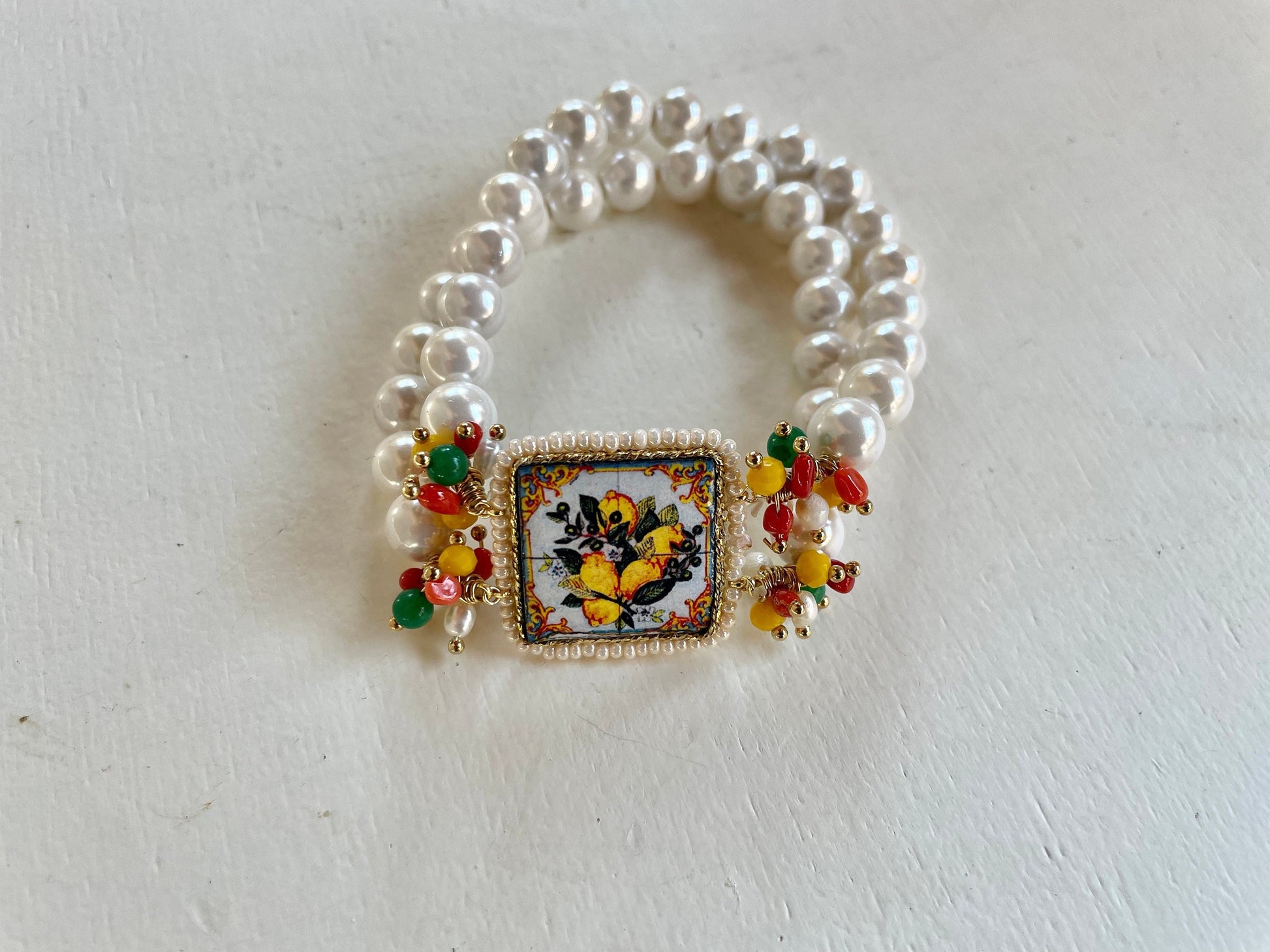 Bracciale elastico, 2 fili di perle, mattonella ceramica di caltagirone decorata con limoni.)