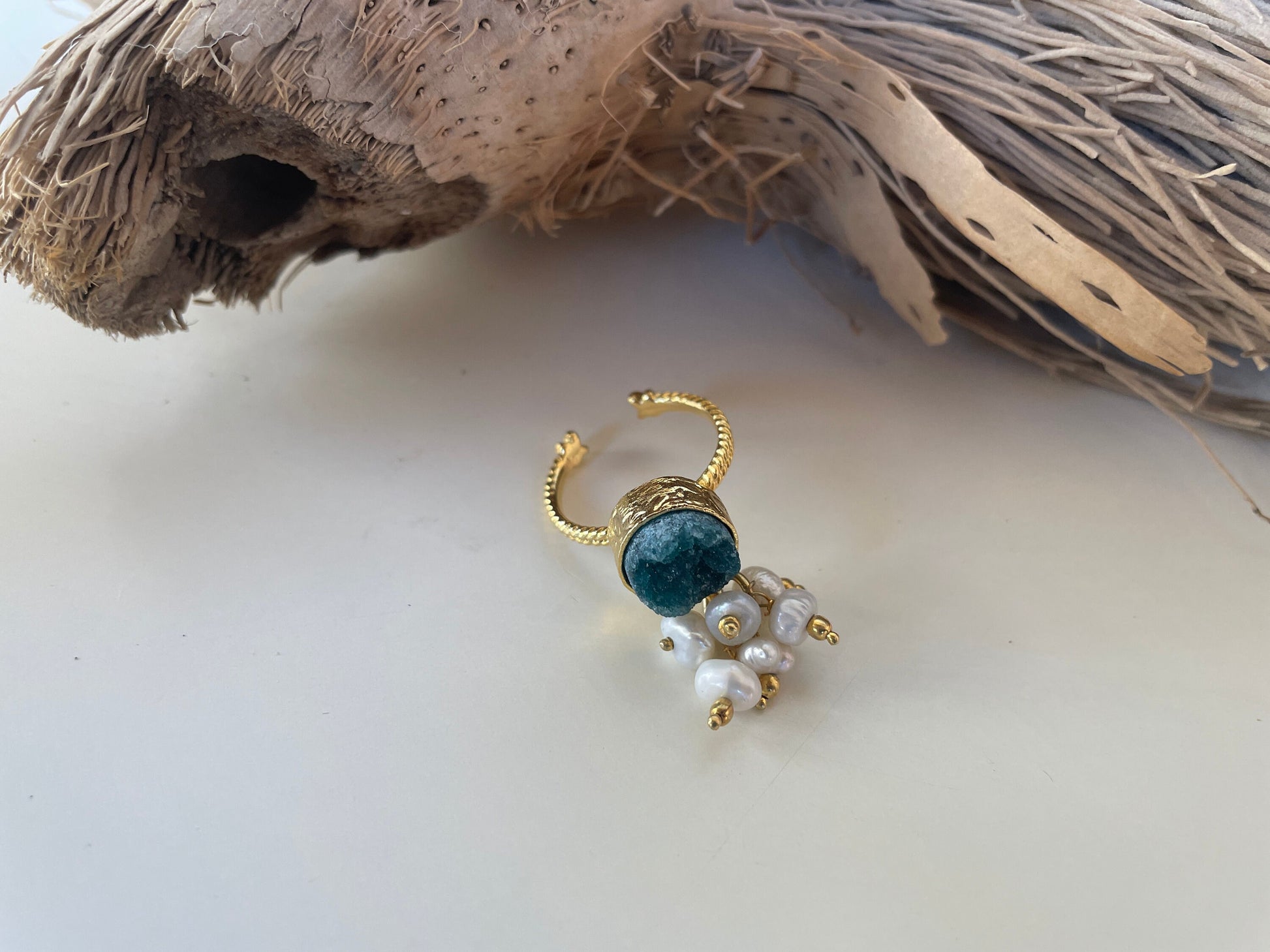 Anello regolabile con cristallo di rocca druzy blu e grappolo di perle di fiume.<