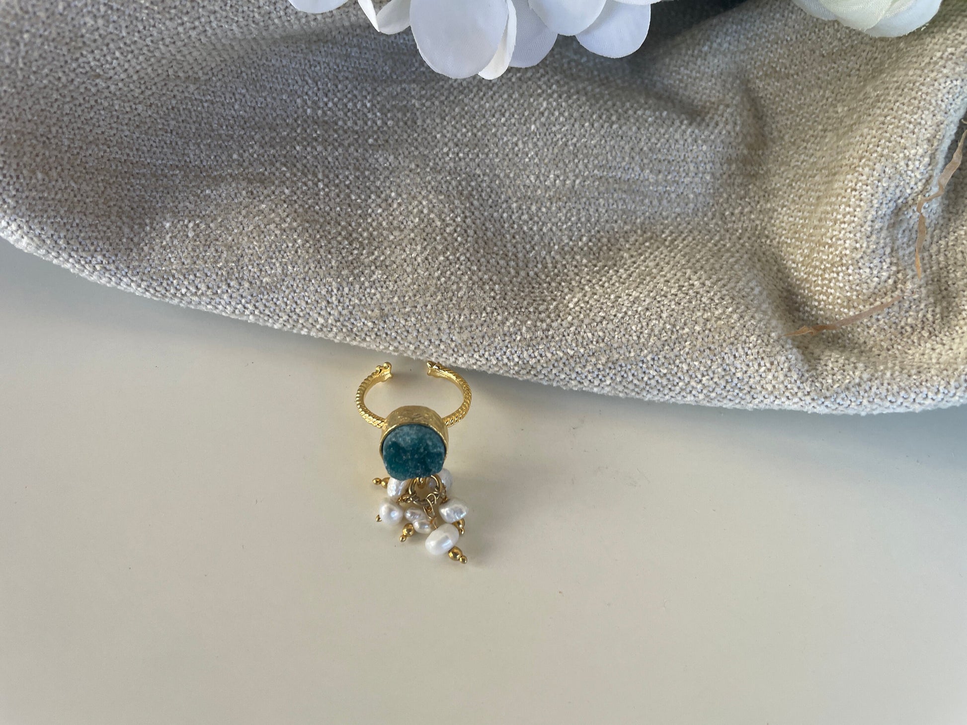 Anello regolabile con cristallo di rocca druzy blu e grappolo di perle di fiume.<