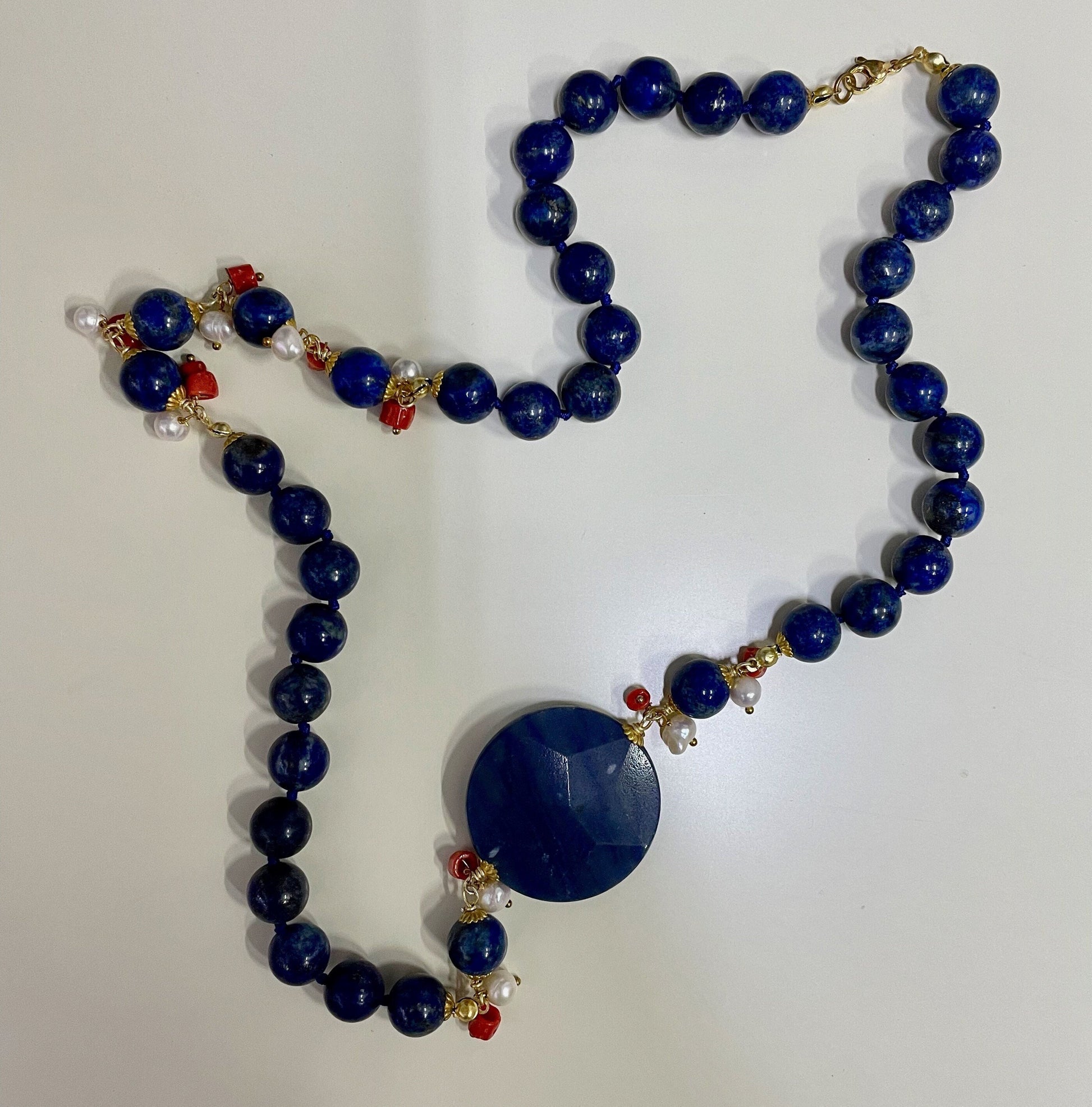 Collana siciliana con filo di lapislazzuli e grande perla piatta di avventurina blu.&