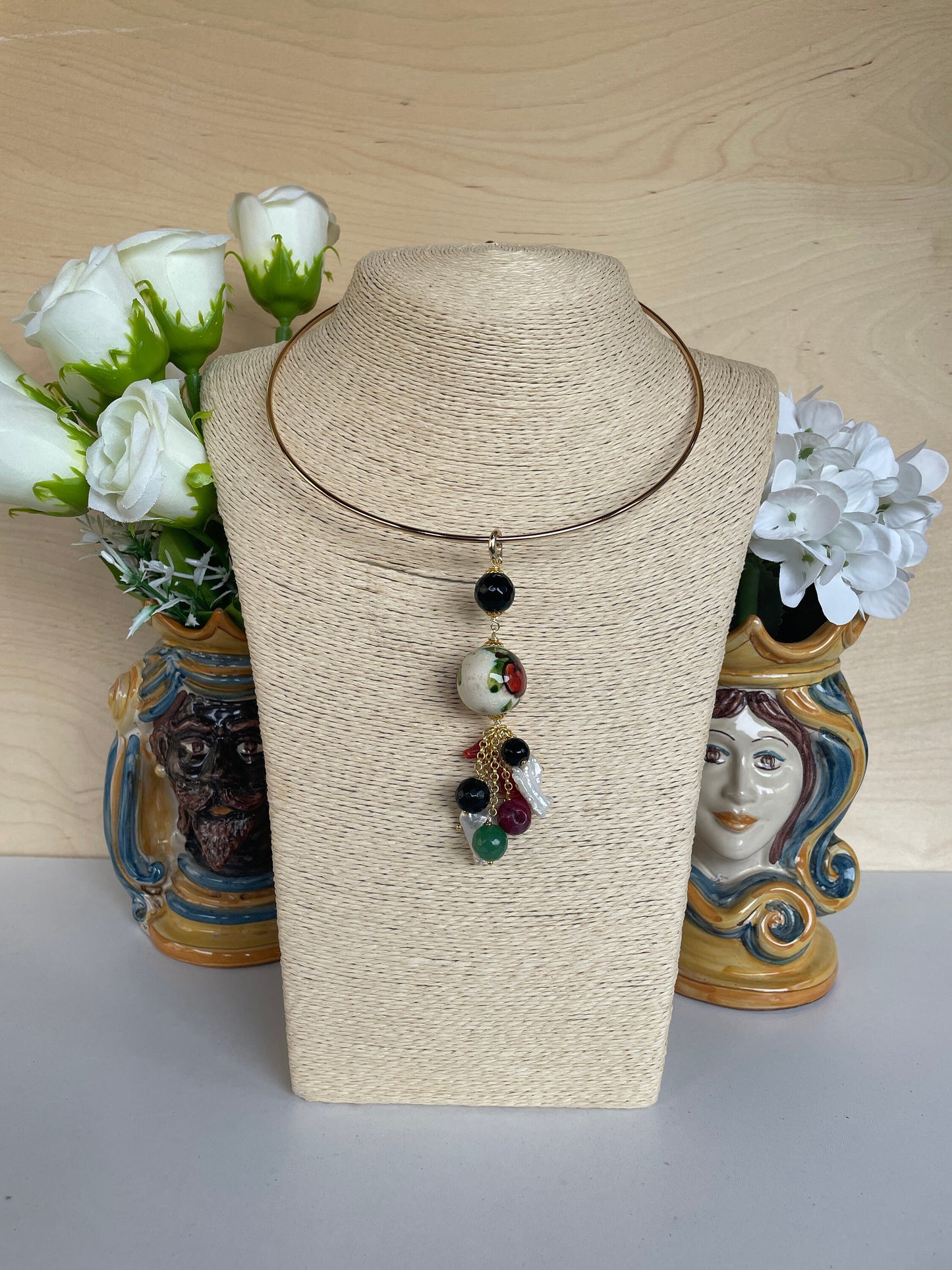 Collana girocollo rigida, collana cerchio a collare, collana con pendente palla di Ceramica di Caltagirone e grappolo perle e pietre dure.ç