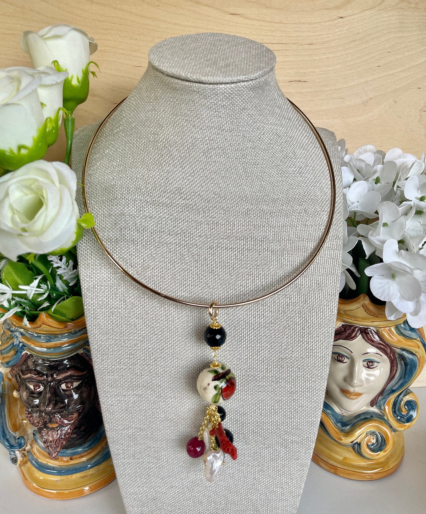 Collana girocollo rigida, collana cerchio a collare, collana con pendente palla di Ceramica di Caltagirone e grappolo perle e pietre dure.&