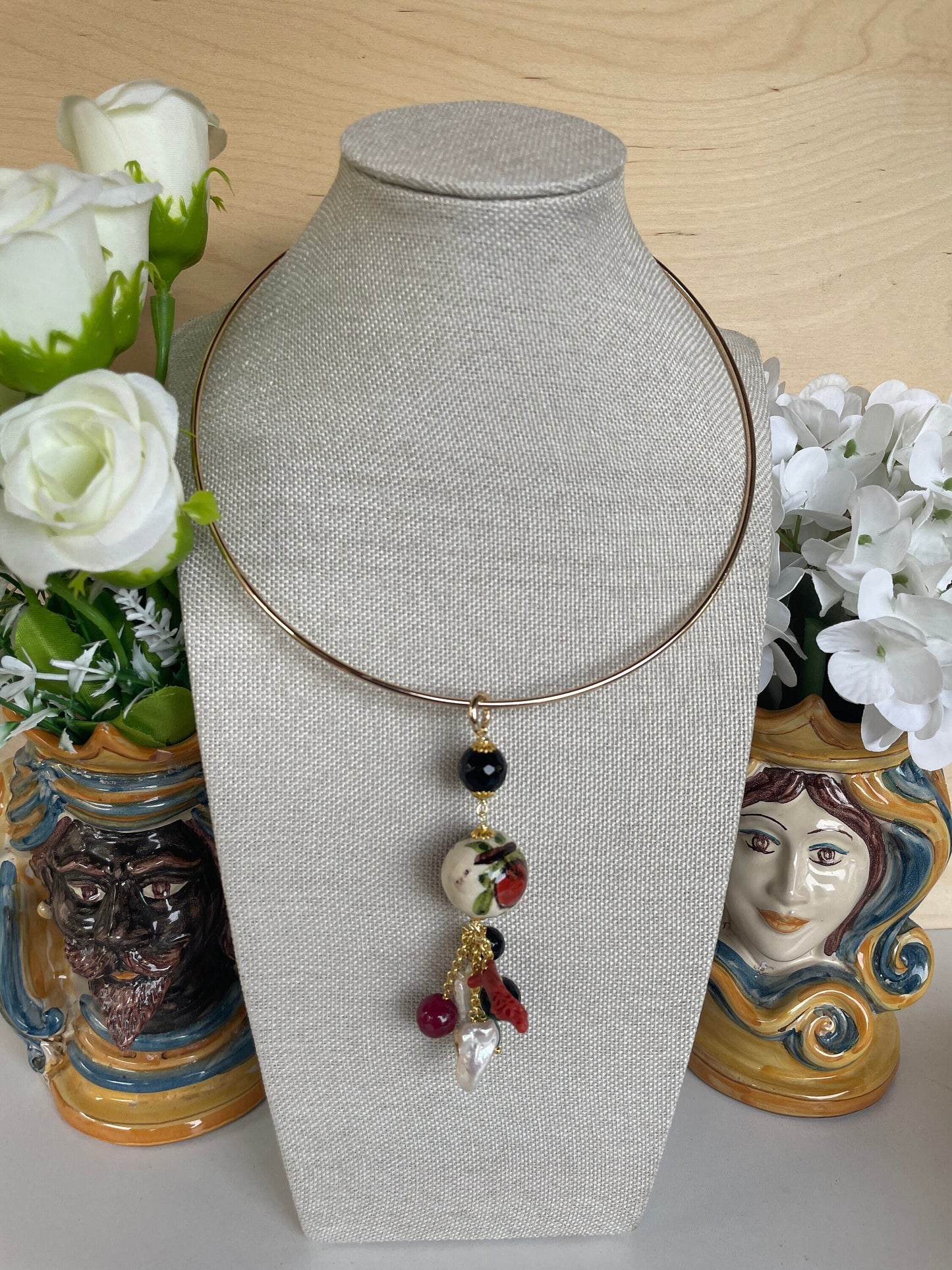 Collana girocollo rigida, collana cerchio a collare, collana con pendente palla di Ceramica di Caltagirone e grappolo perle e pietre dure.ç