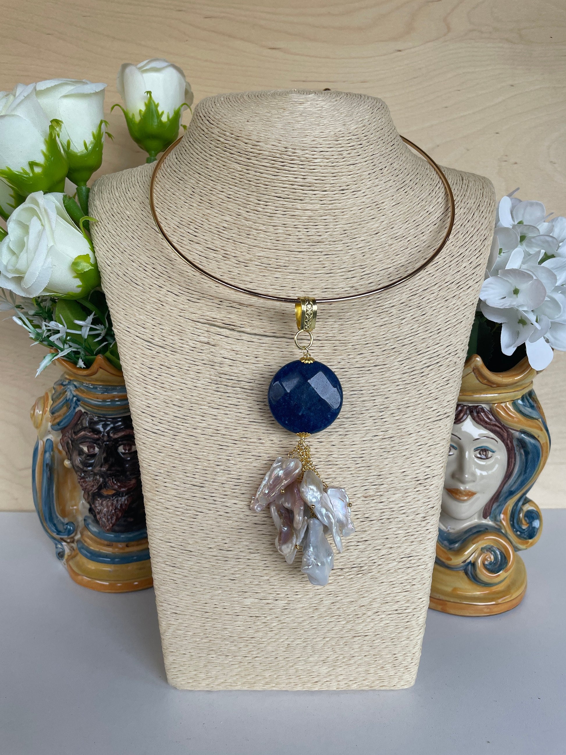 Collana a cerchio rigida, collare rigido con pendente, ciondolo maxi con piastra di Avventurina blu e grappolo di perle scaramazze.&