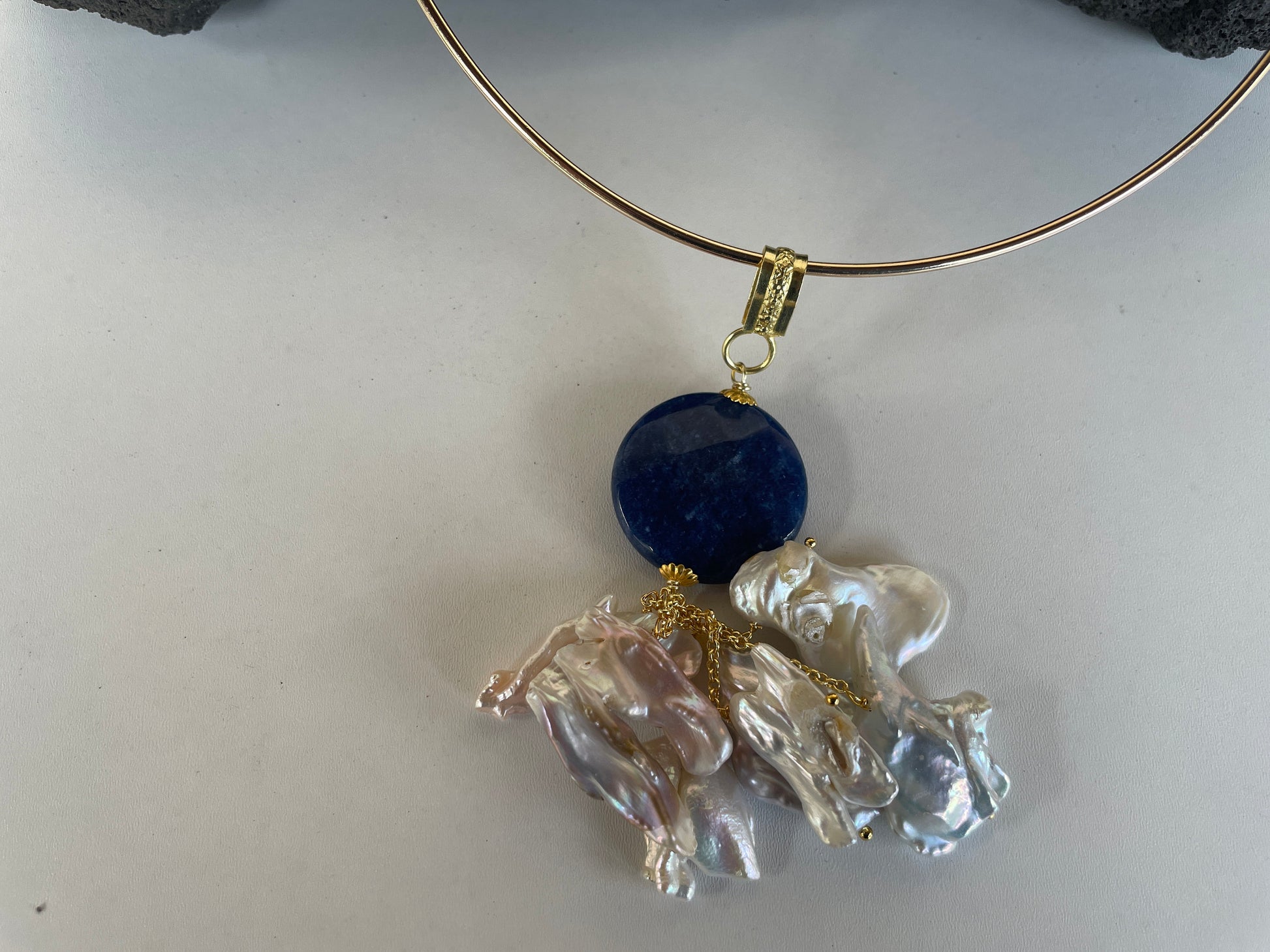 Collana a cerchio rigida, collare rigido con pendente, ciondolo maxi con piastra di Avventurina blu e grappolo di perle scaramazze.&