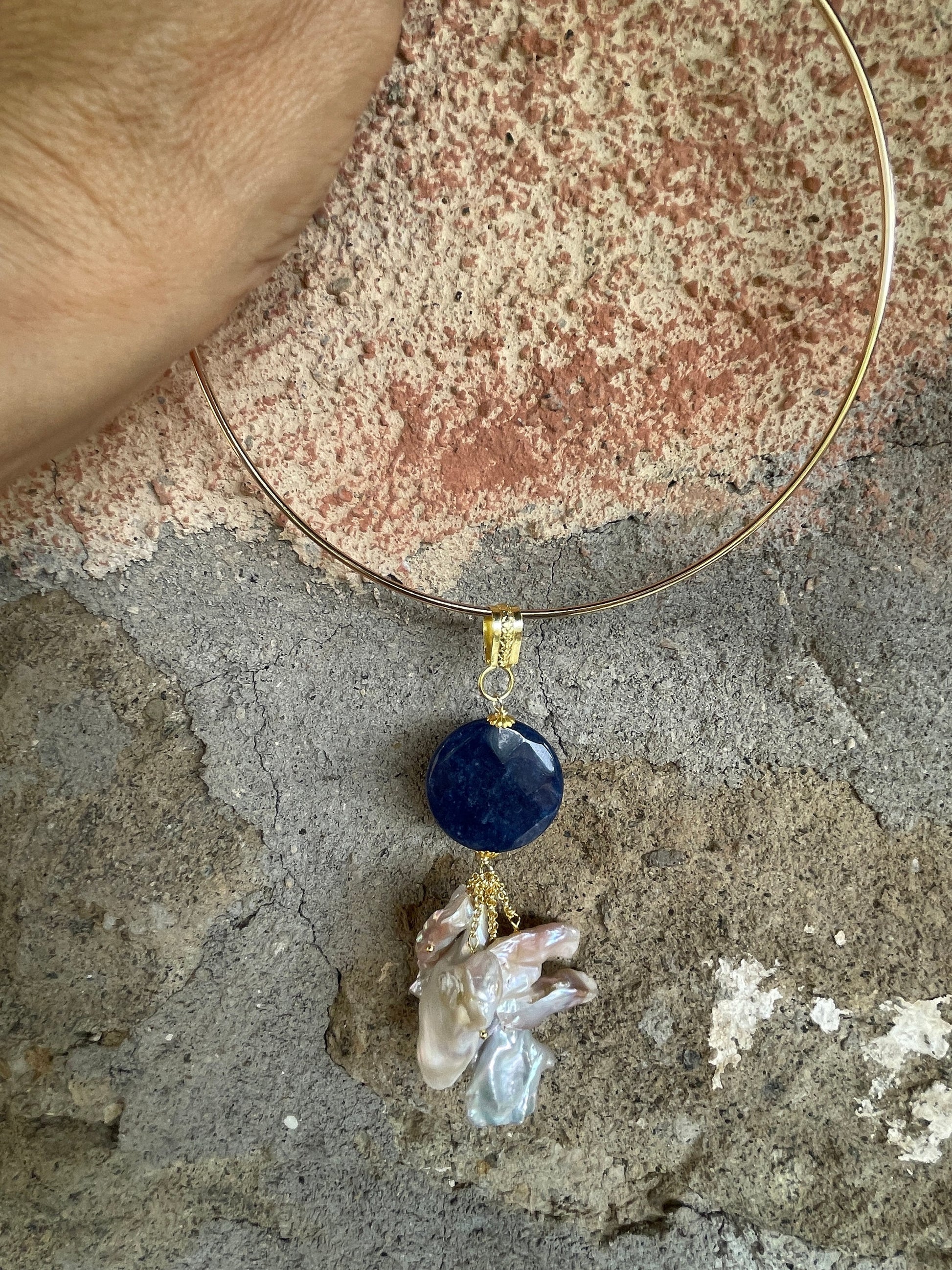 Collana a cerchio rigida, collare rigido con pendente, ciondolo maxi con piastra di Avventurina blu e grappolo di perle scaramazze.&