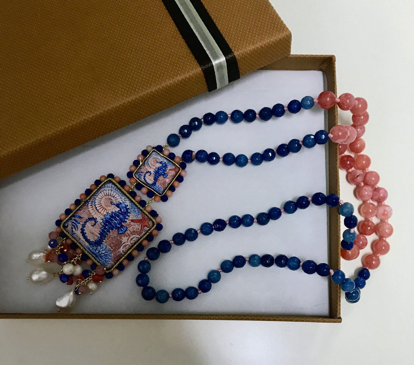 Collana siciliana con perle miste, agata rosa e agata blu, mattonelle di ceramica di caltagirone. regalo ragazza.!