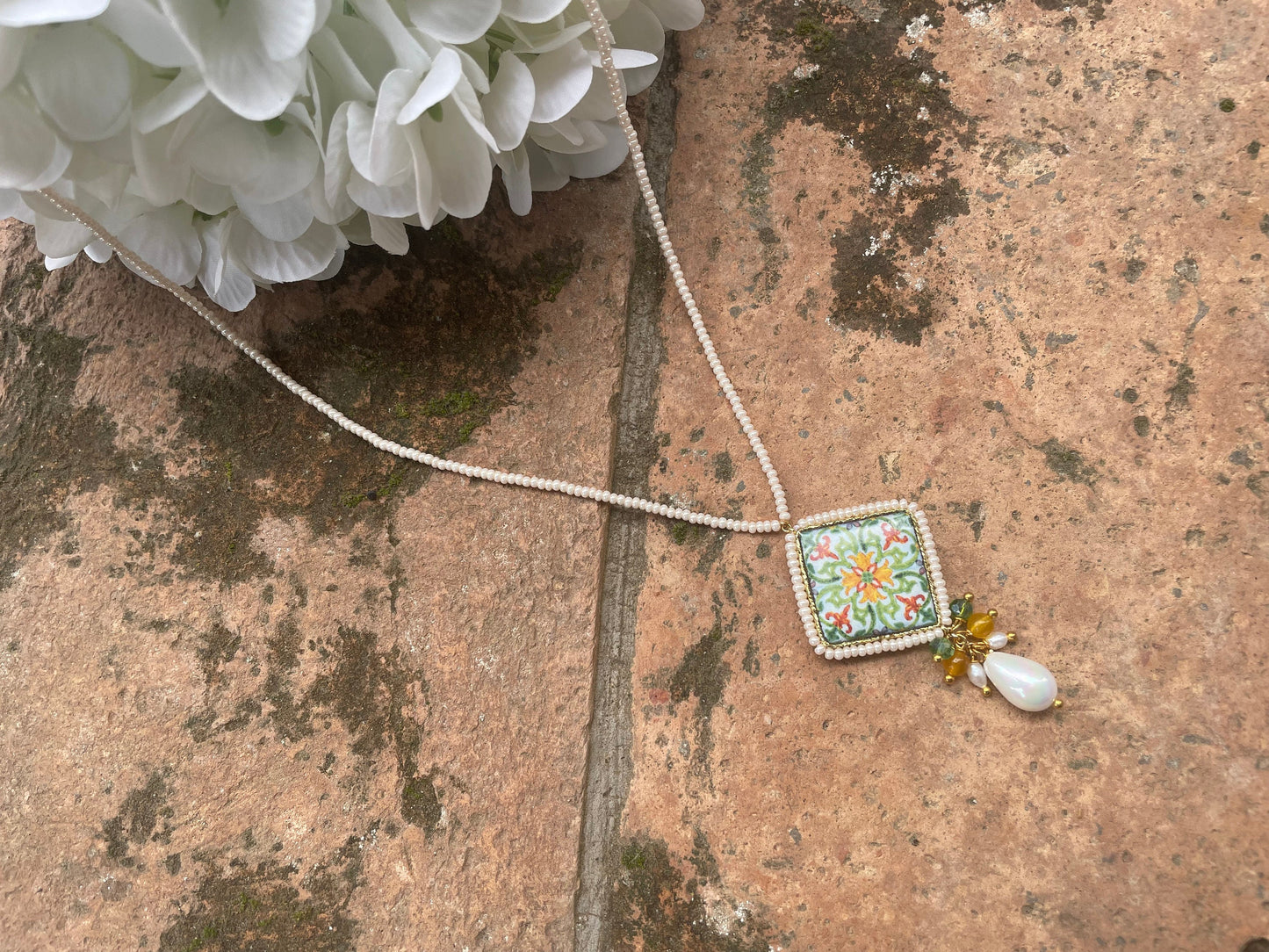 Collana filo microperle di fiume, ciondolo mattonella ceramica di Caltagirone, grappolo pietre dure e perle di fiume, regalo per lei.!