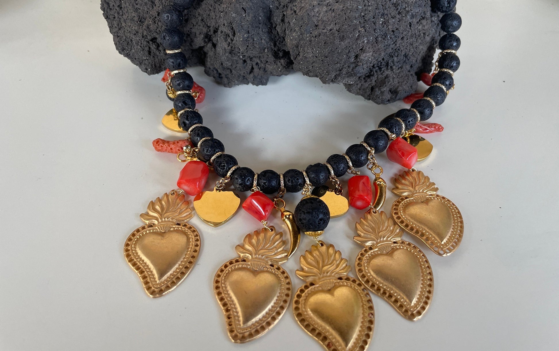 Collana siciliana, collana lava con corallo naturale, ciondoli Cuore Sacro, collana pop con pendenti Cuori di Zama oro, regalo per leiç