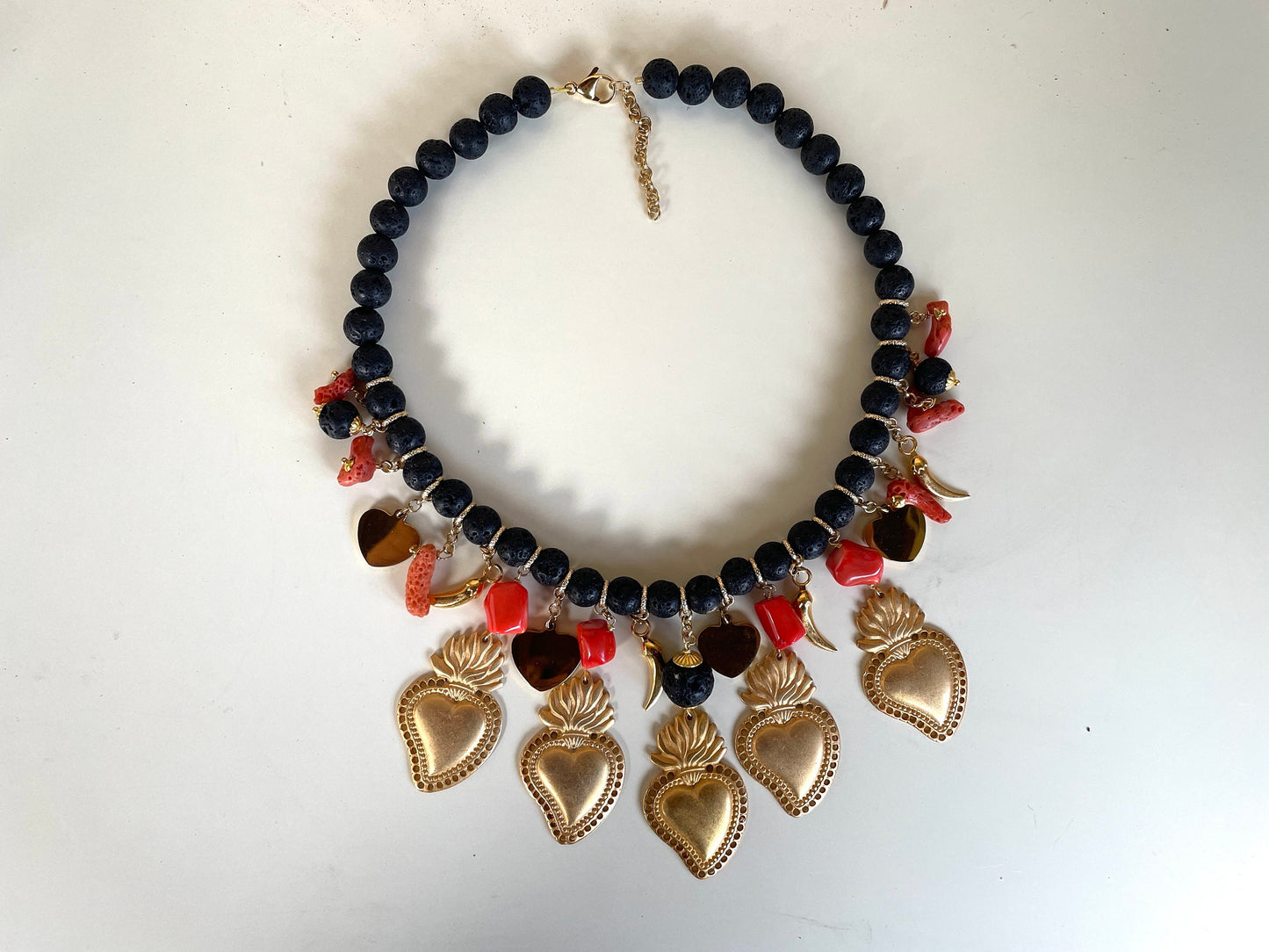 Collana siciliana, collana lava con corallo naturale, ciondoli Cuore Sacro, collana pop con pendenti Cuori di Zama oro, regalo per leiç