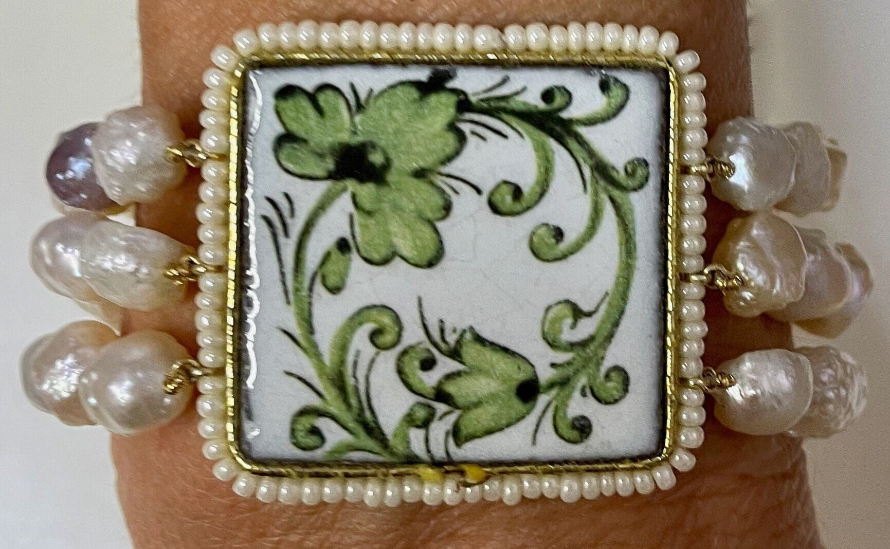 Bracciale tre fili perle naturali, chiusura dorata, mattonella ceramica di caltagirone, bracciale sposa, regalo per lei)