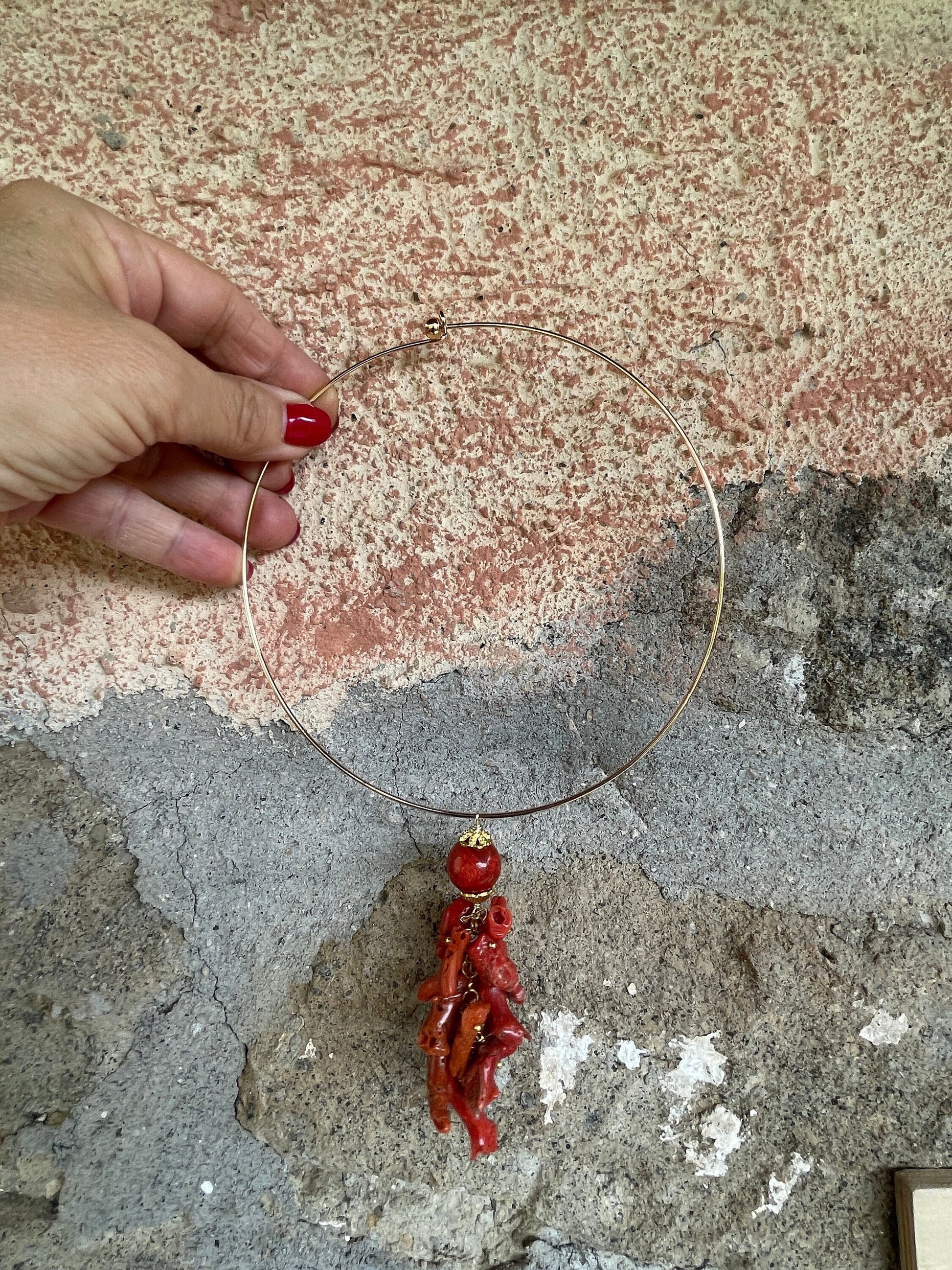 Collare rigido con pendente, collana a cerchio rigida, ciondolo maxi con perla di Madrepora e grappolo di pezzi di corallo autentico.&