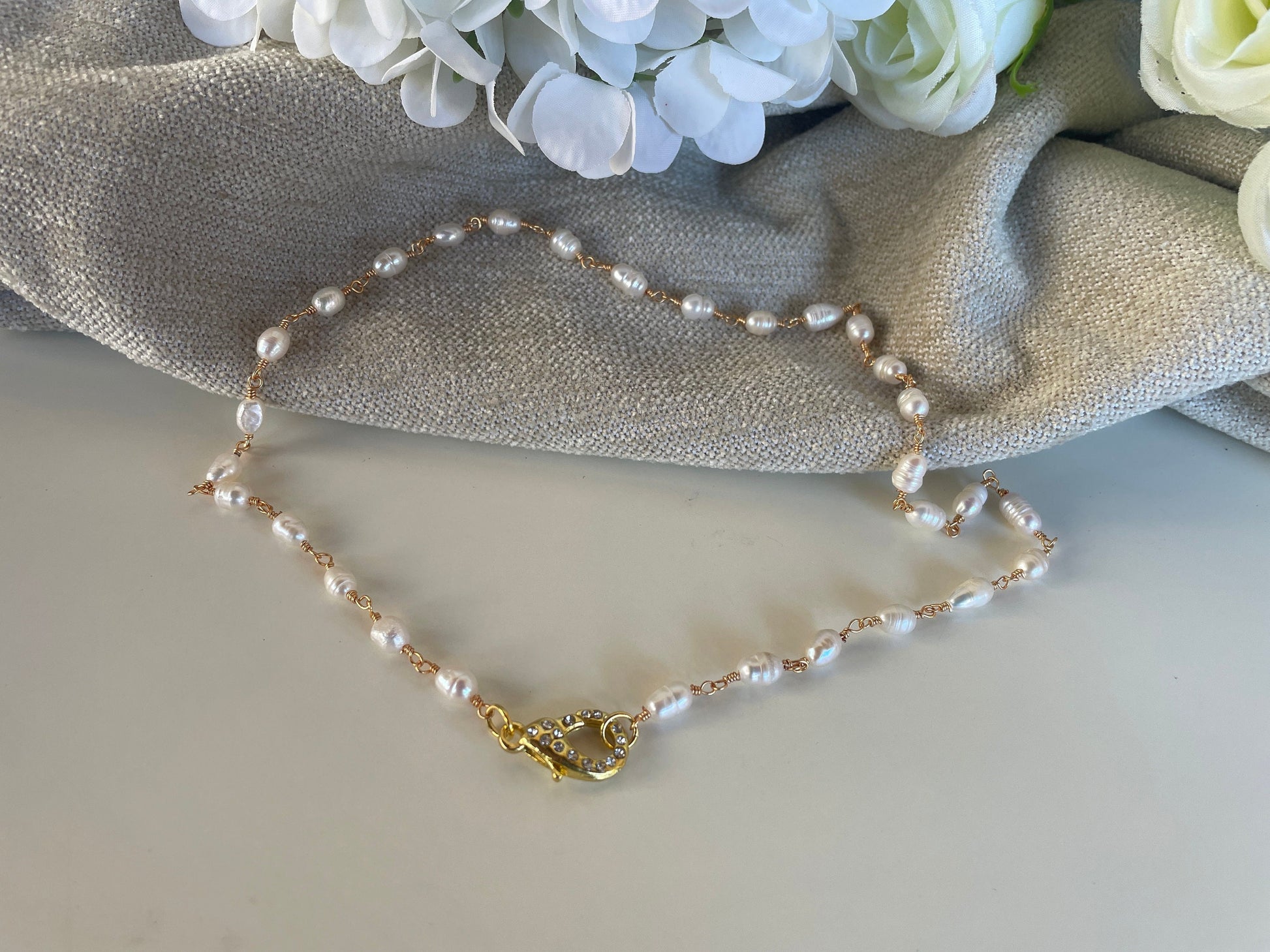 Collana delicata di perle di fiume, catena rosario, collana girocollo, chiusura gioiello acciaio inossidabile, oro e zirconi.&