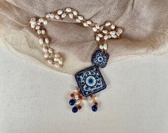 Orecchini siciliani con mattonella di ceramica di caltagirone, orecchini con grappoli di perle di fiume e pietre miste, orecchini maxi *