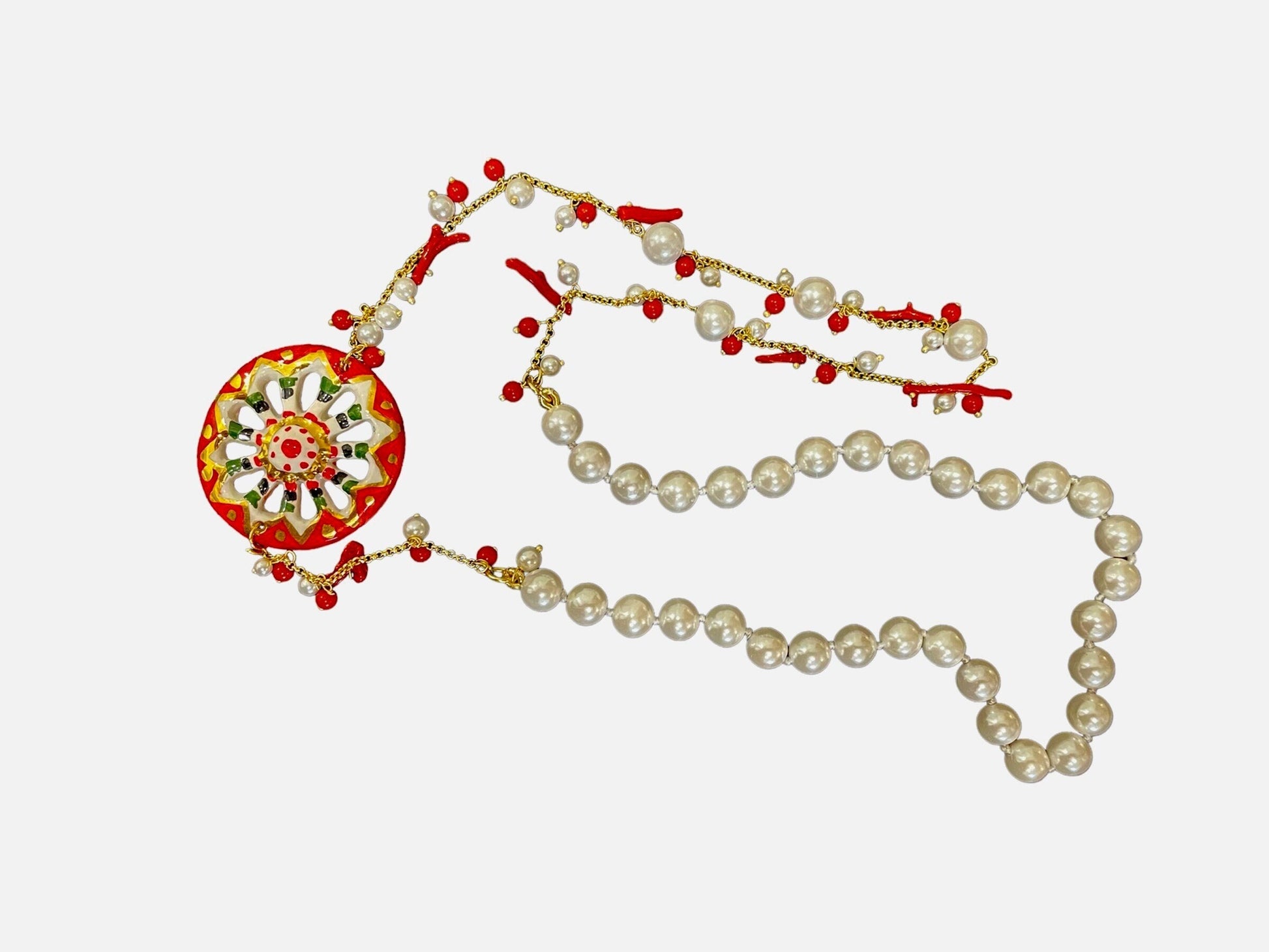 Collana siciliana con ruota di carretto in ceramica di caltagirone, perle maiorca bianche e corallo. regalo per lei.ç