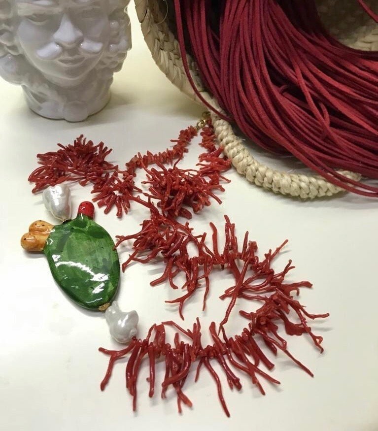 Collana siciliana con filo di rami di corallo di trapani, perle scaramazze e fico d'india in ceramica di caltagirone.ç