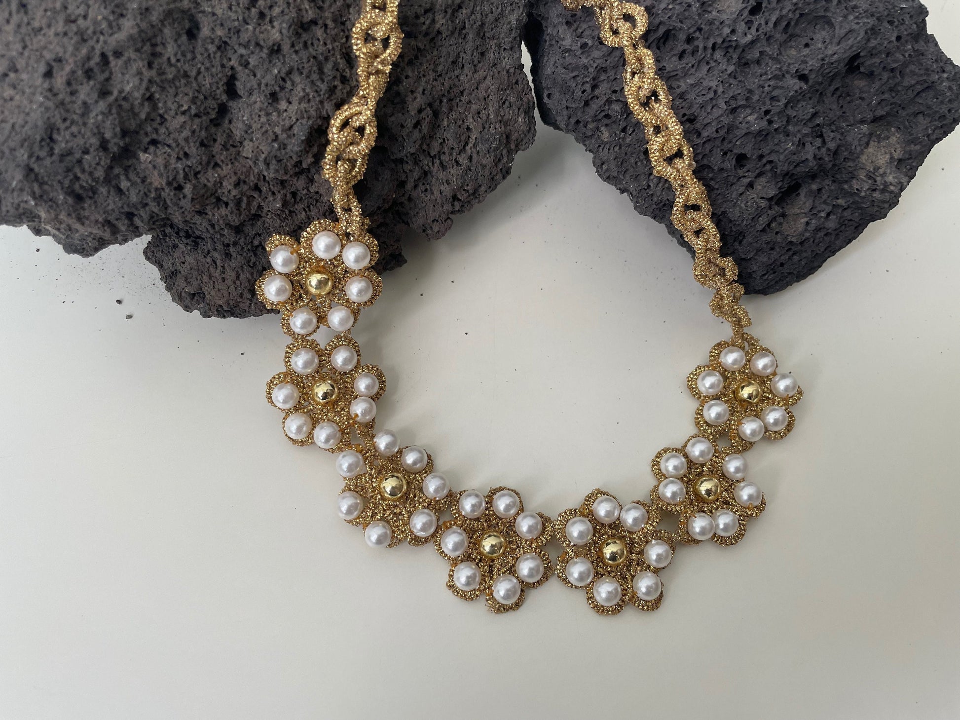 Collana girocollo, chiacchierino dorato, perle maiorca e ematite dorata.ç