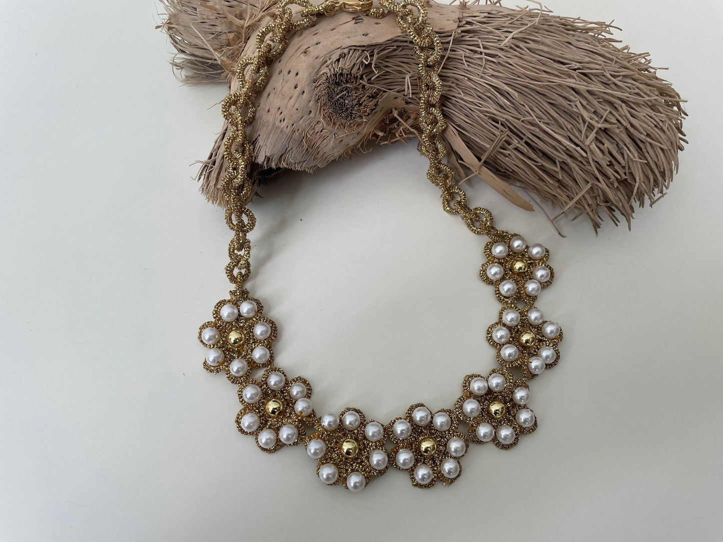 Collana girocollo, chiacchierino dorato, perle maiorca e ematite dorata.ç