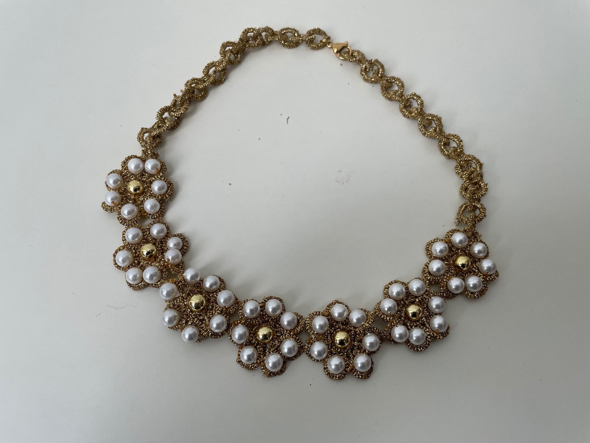 Collana girocollo, chiacchierino dorato, perle maiorca e ematite dorata.ç