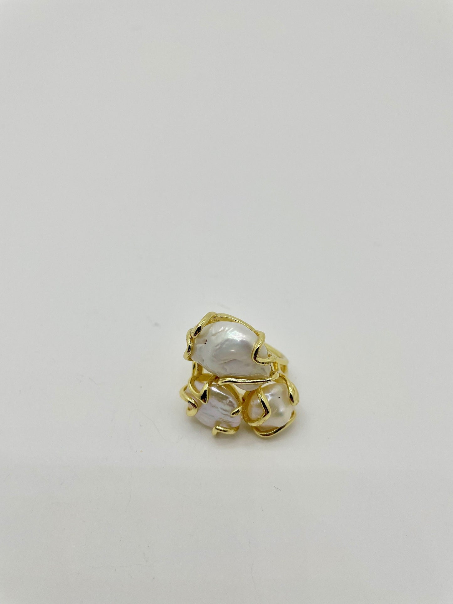 Anello regolabile, anello scultura, tre perle naturali naturali, struttura ottone, anello con perle barocche, anello maxi. regalo sposa.<