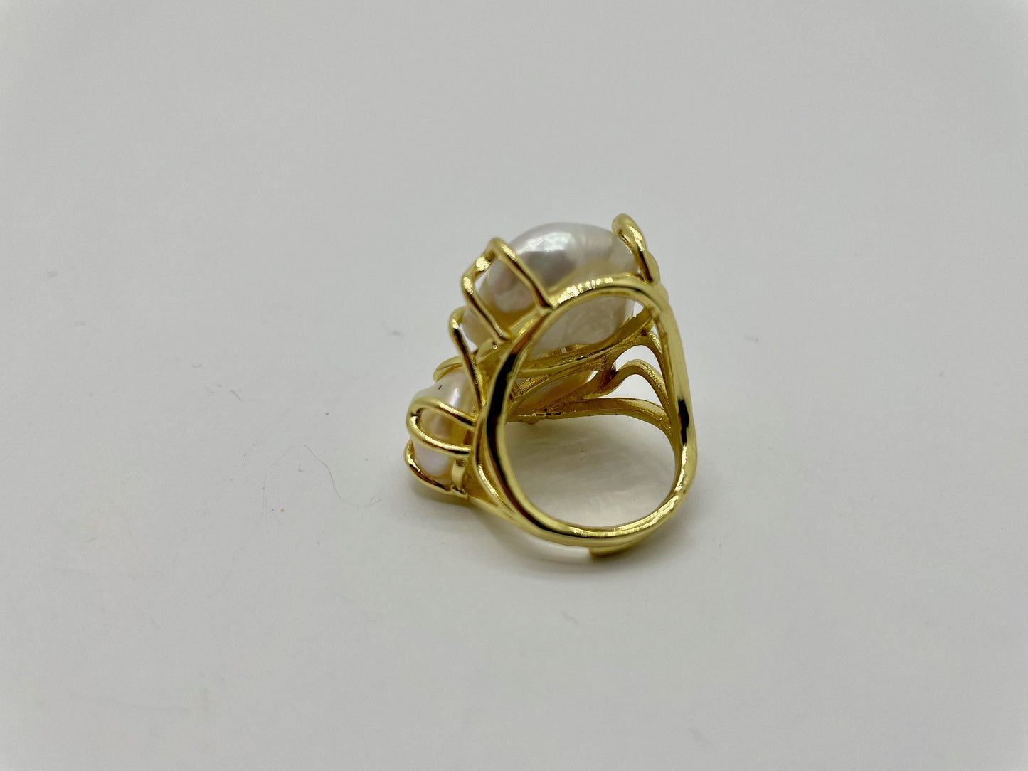 Anello regolabile, anello scultura, tre perle naturali naturali, struttura ottone, anello con perle barocche, anello maxi. regalo sposa.<