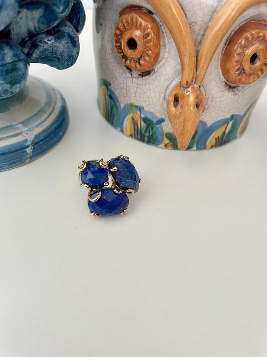 Anello regolabile, anello maxi, tre pietre naturali blu, struttura ottone, anello scultura, regalo per lei, anello grande.<