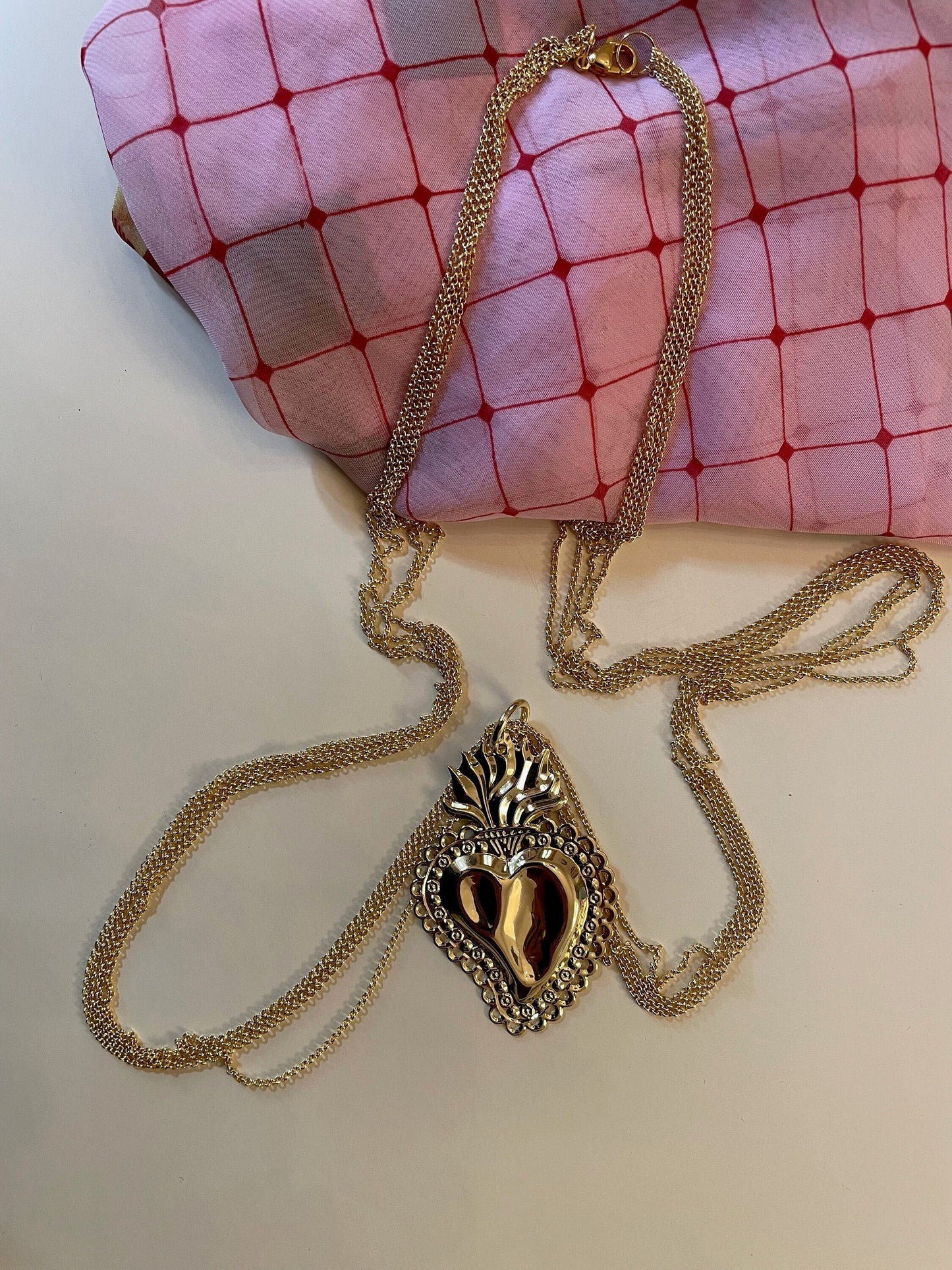 Collana lunga multifilo in ottone con ciondolo cuore sacro. regalo per lei.ç