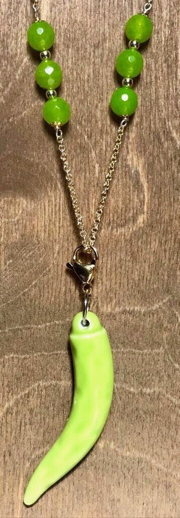 Collana lunga con catena dorata, perle agata verde e ciondolo corno in ceramica di caltagirone.ç