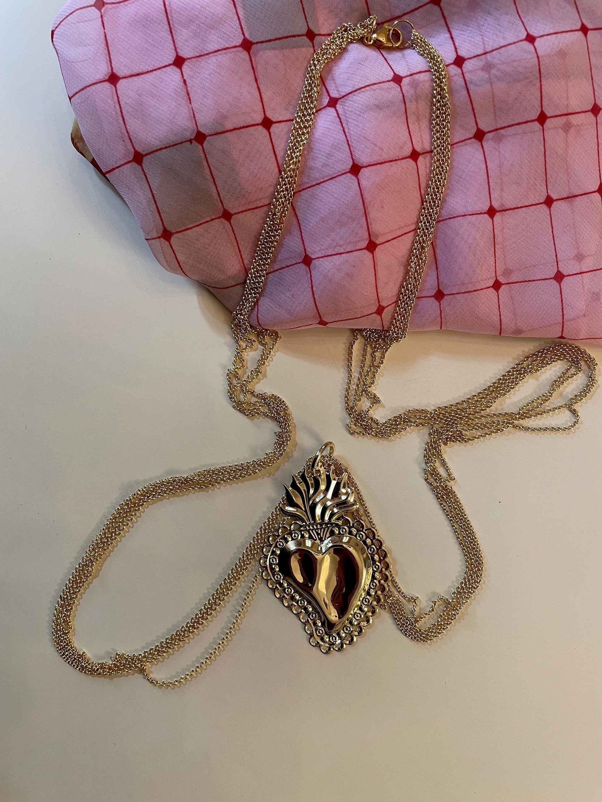 Collana lunga multifilo in ottone con ciondolo cuore sacro. regalo per lei.=