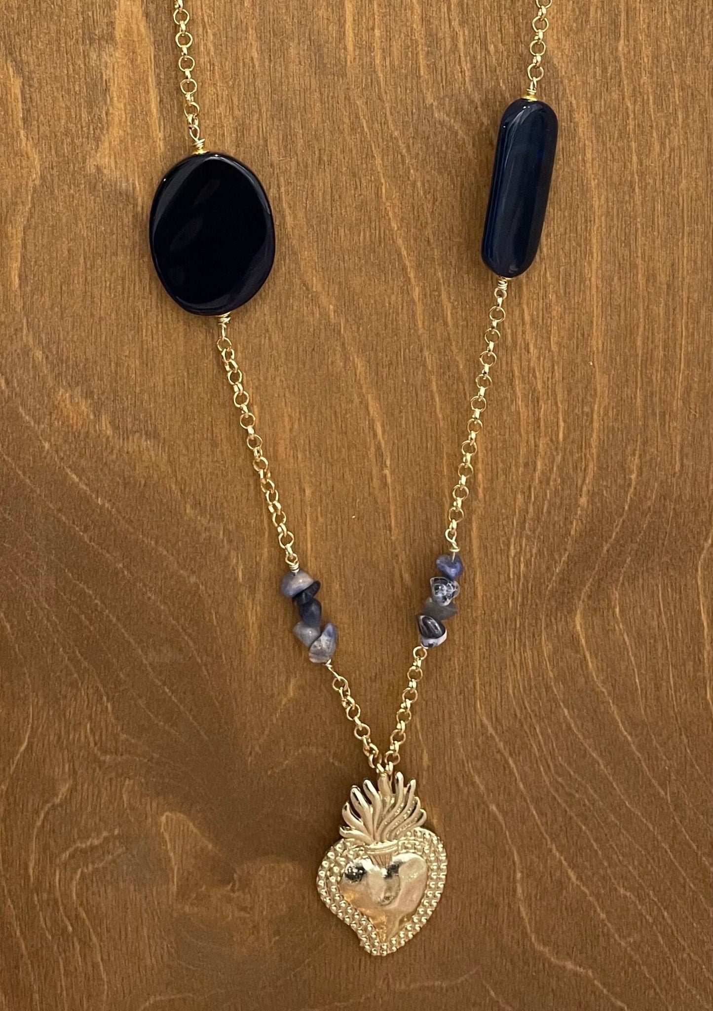 Collana lunga con catena ottone dorato, pietre blu e ciondolo cuore.ç