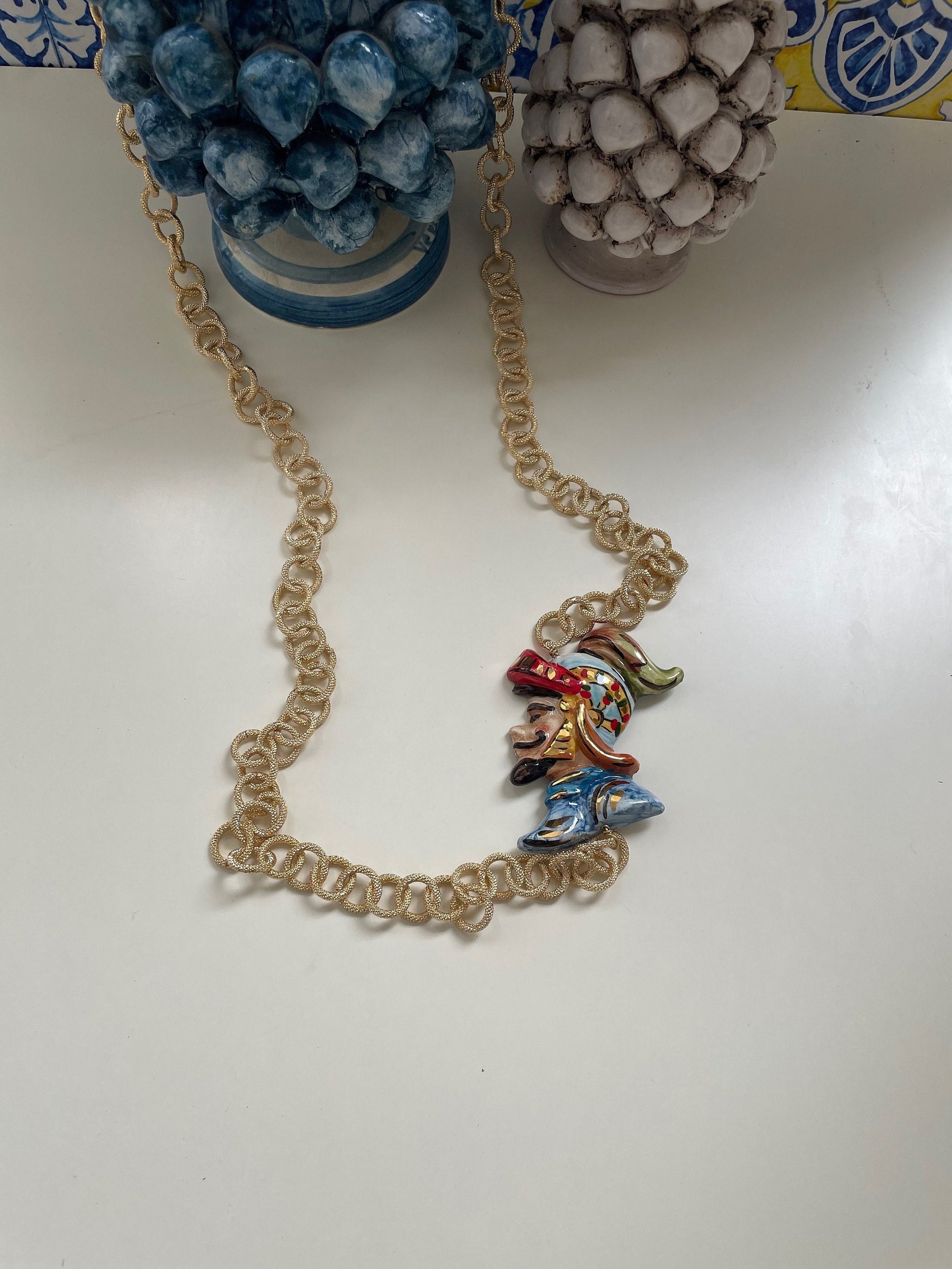 Collana con paladino in ceramica di caltagirone e catena a maglia larga.=