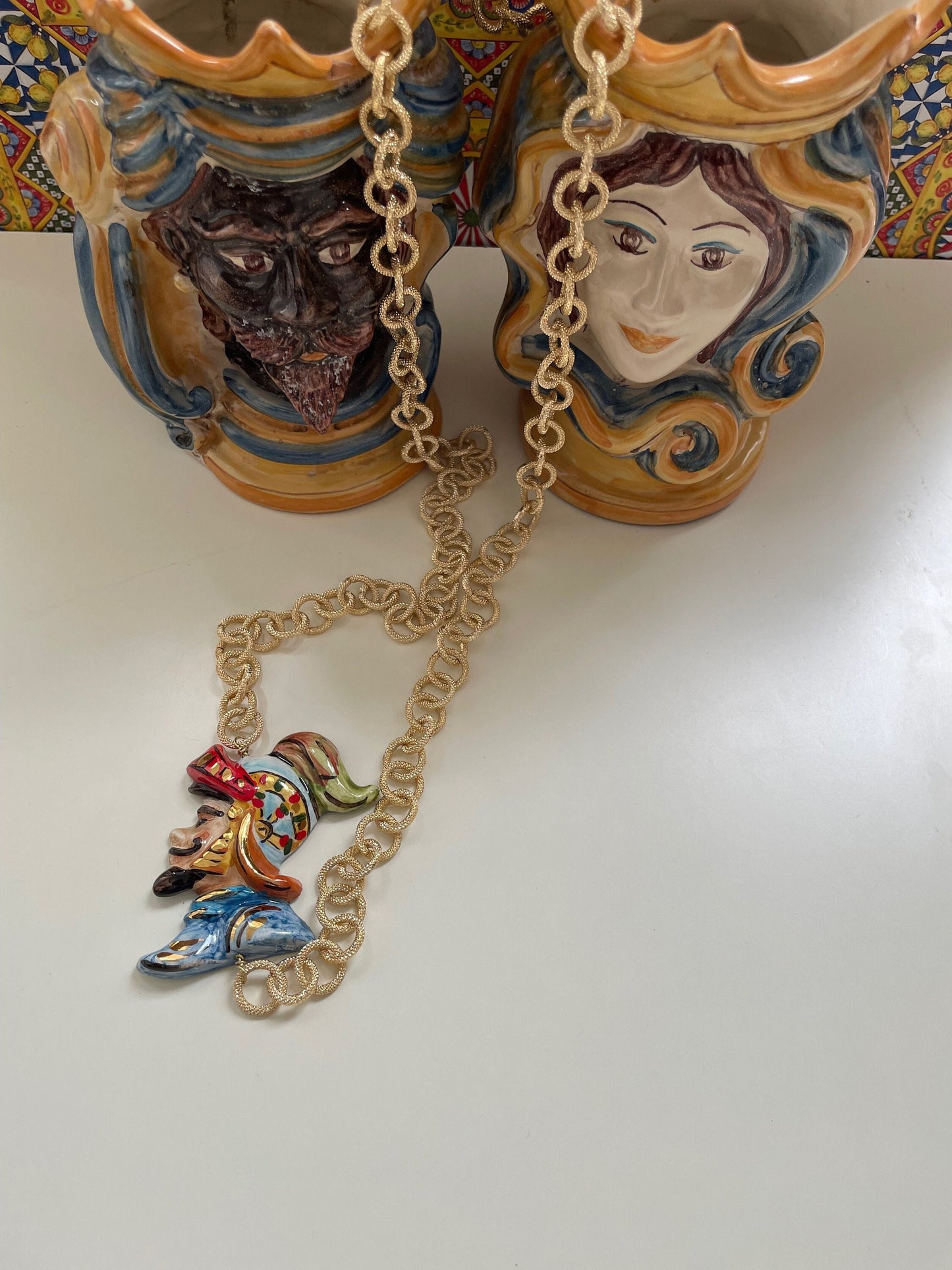 Collana con paladino in ceramica di caltagirone e catena a maglia larga.=