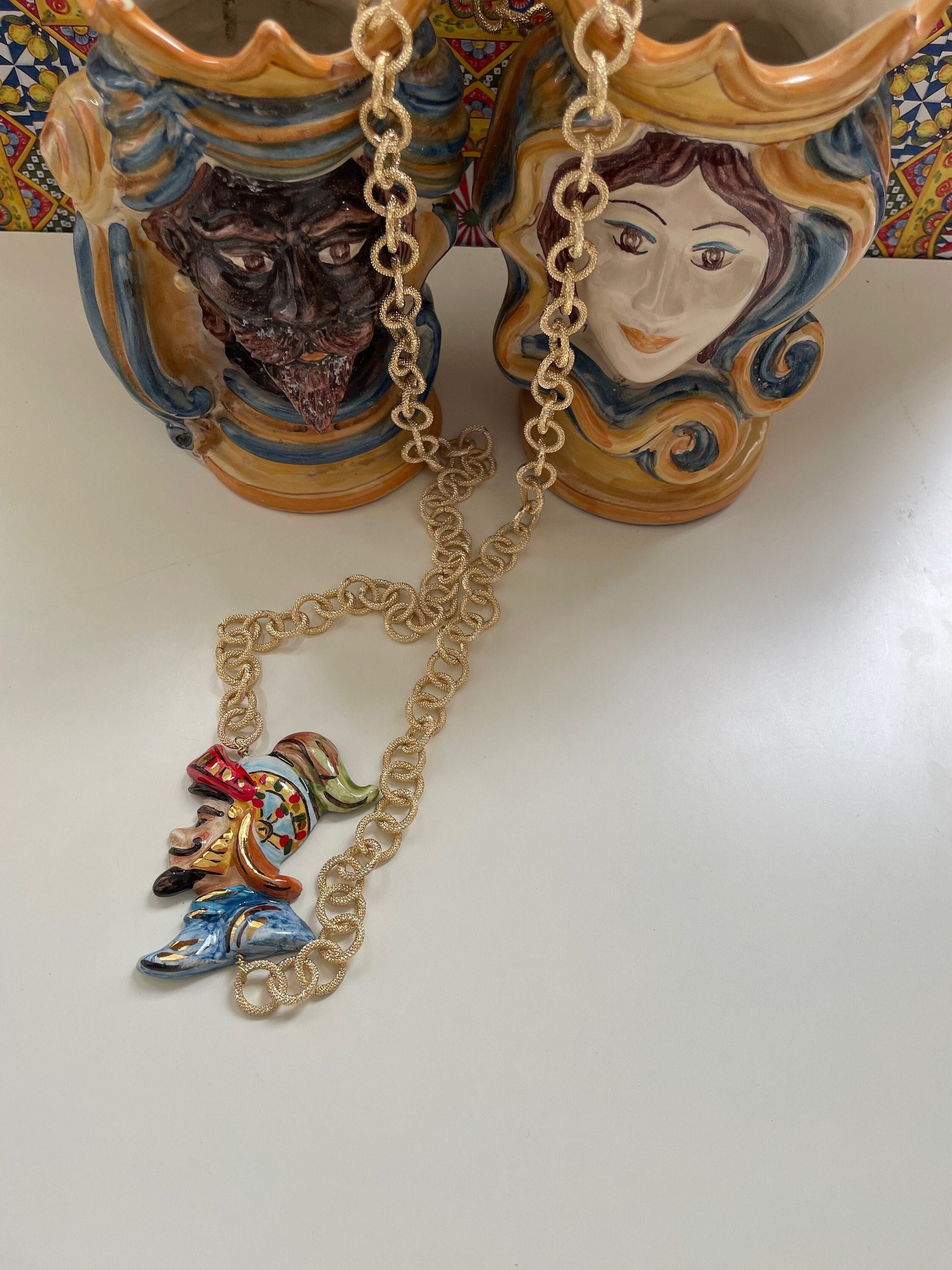 Collana con paladino in ceramica di caltagirone e catena a maglia larga.=