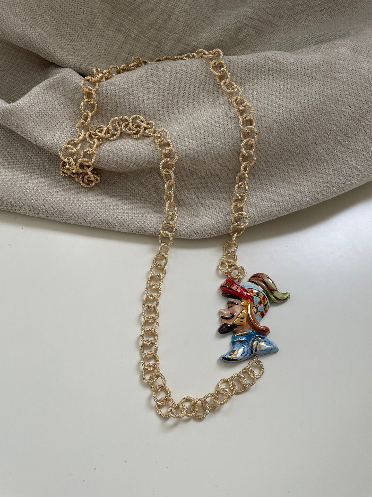 Collana con paladino in ceramica di caltagirone e catena a maglia larga.=