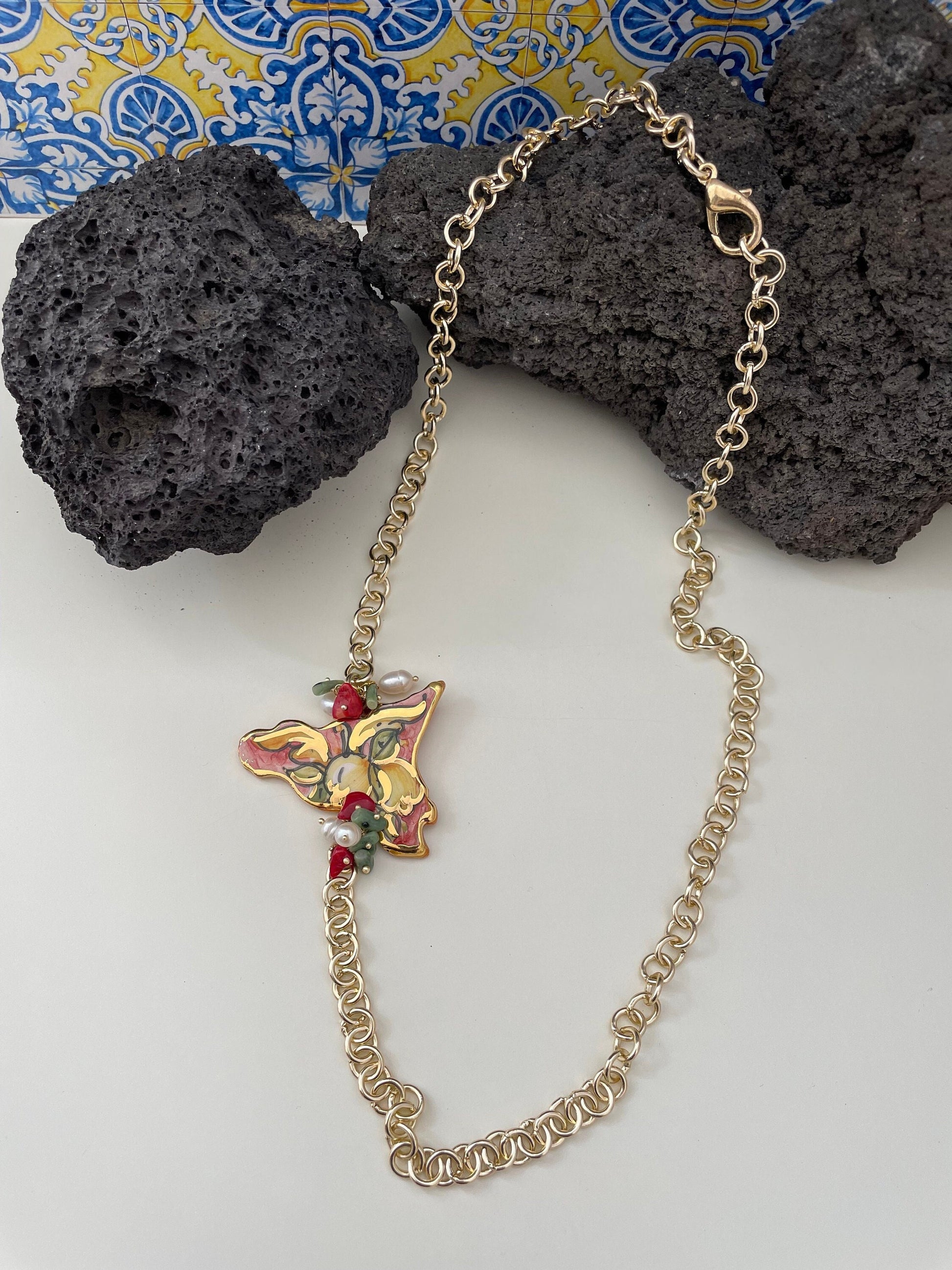 Collana con ciondolo sicilia in ceramica di caltagirone, perle di fiume e chips verdi e corallo. catena alluminio, collana ragazza.=