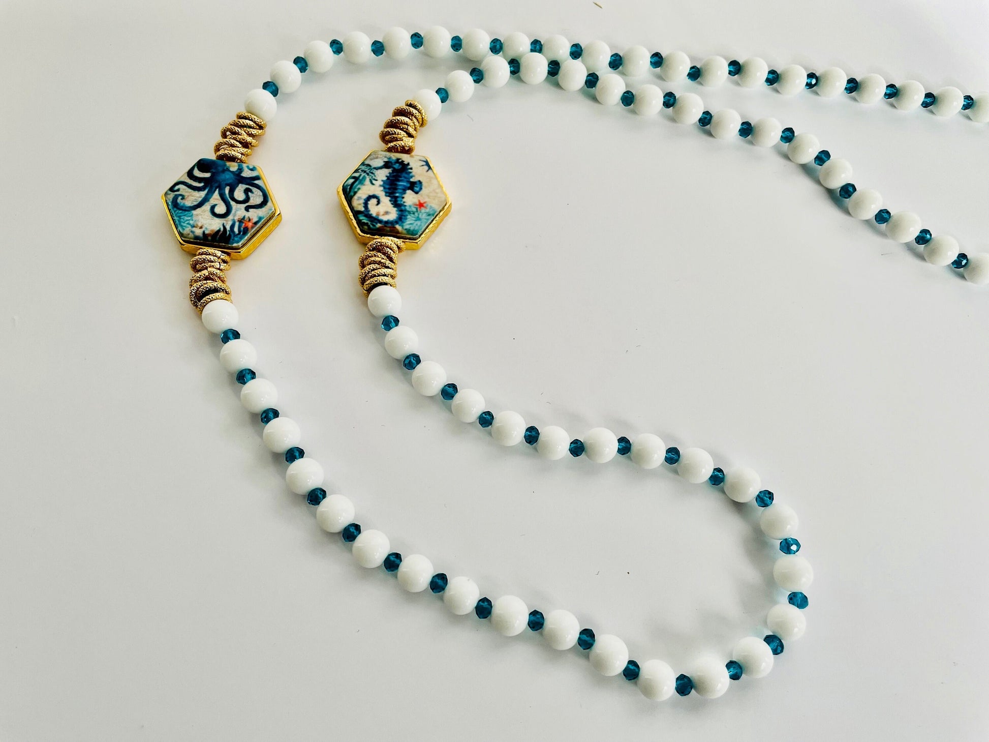 Collana lunga, perle di agata bianca e cristalli turchesi, collana mattonelle ceramica di caltagirone, collana bianca, collana polipi.!